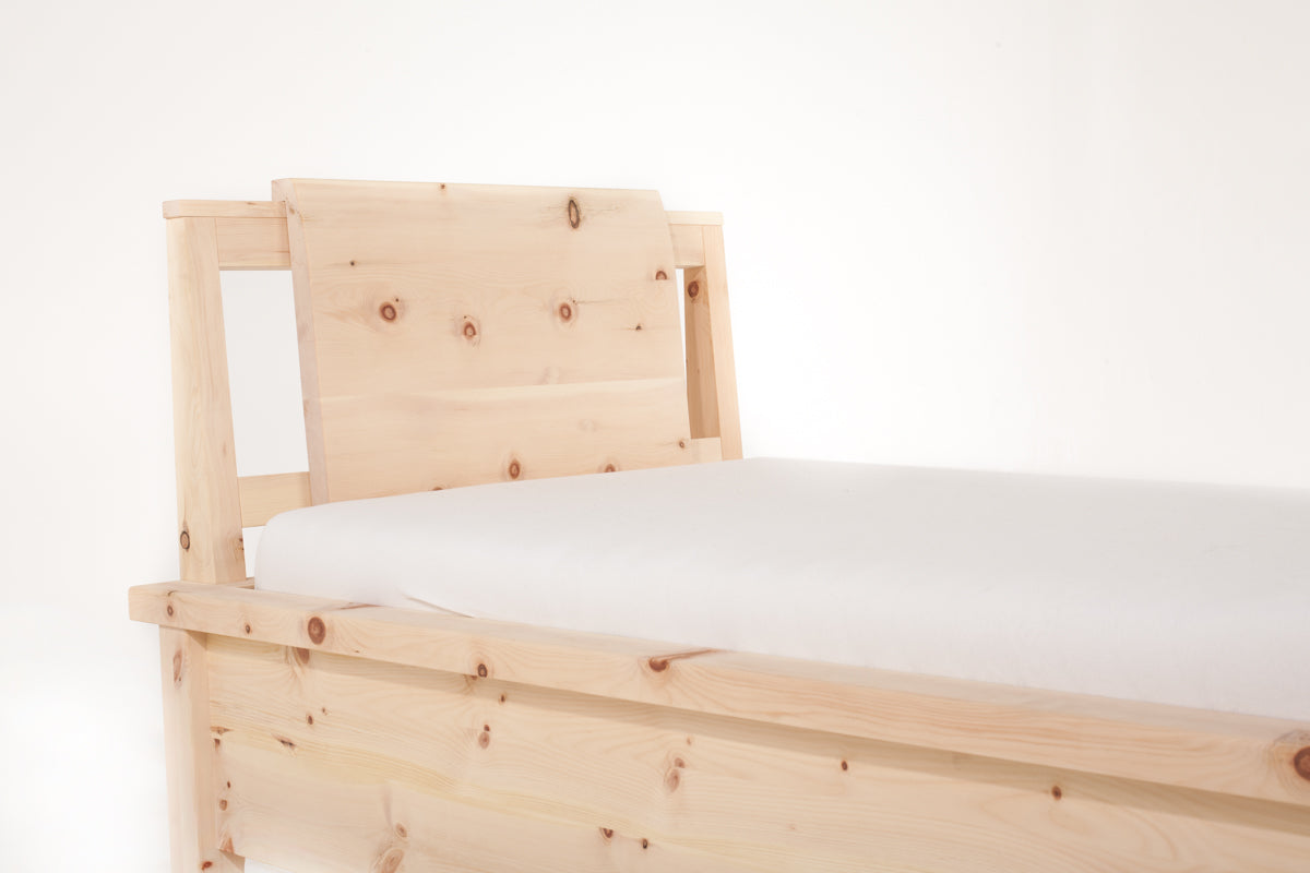 Zirbenbett Einzelbett Modell Trend | Frischer Look im Schlafzimmer Zirbenholz Zirbenholzmöbel Möbel aus Zirbenholz Zirbenvollholz Zirbenwelt handgefertigte Möbel