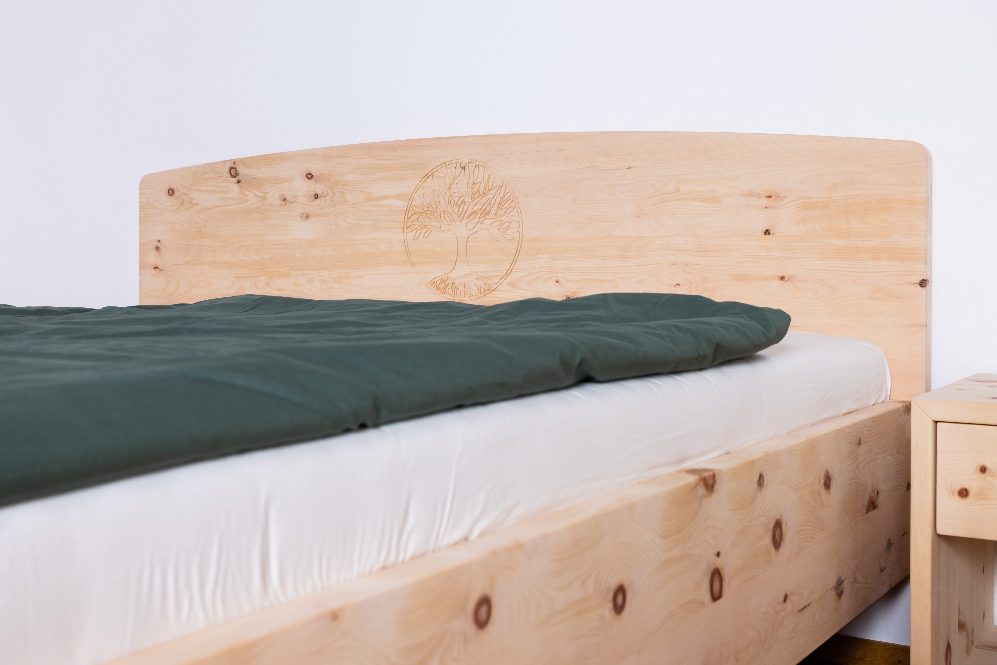 Zirbenbett Modell Carve | Invididualität durch Fräsung im Kopfteil Zirbenholz Zirbenholzmöbel Möbel aus Zirbenholz Zirbenvollholz Zirbenwelt handgefertigte Möbel