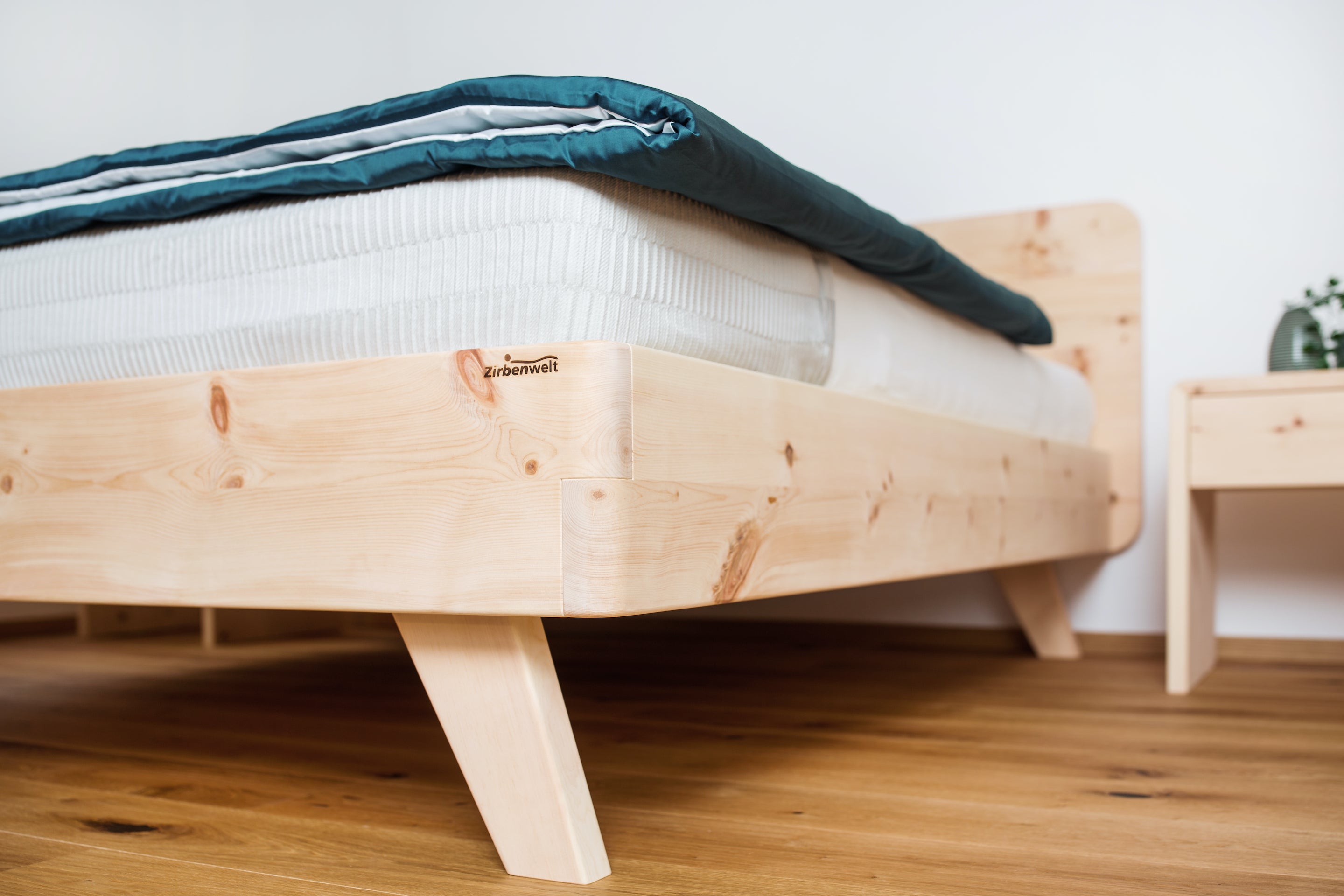 Zirbenbett Modell Curve | Natürliches Schlafvergnügen Zirbenholz Zirbenholzmöbel Möbel aus Zirbenholz Zirbenvollholz Zirbenwelt handgefertigte Möbel