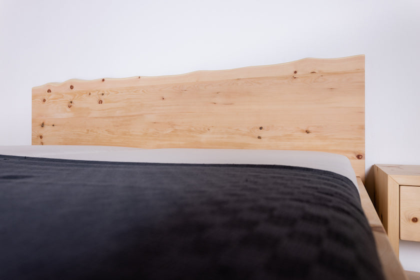 Zirbenbett Modell Wood | Naturnahes Design für Ihr Schlafzimmer Zirbenholz Zirbenholzmöbel Möbel aus Zirbenholz Zirbenvollholz Zirbenwelt handgefertigte Möbel