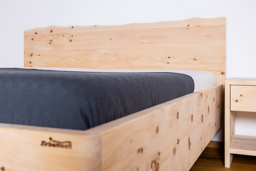 Zirbenbett Modell Wood | Naturnahes Design für Ihr Schlafzimmer Zirbenholz Zirbenholzmöbel Möbel aus Zirbenholz Zirbenvollholz Zirbenwelt handgefertigte Möbel