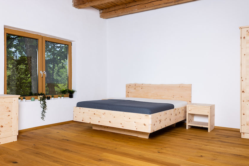 Zirbenbett Modell Wood | Naturnahes Design für Ihr Schlafzimmer Zirbenholz Zirbenholzmöbel Möbel aus Zirbenholz Zirbenvollholz Zirbenwelt handgefertigte Möbel