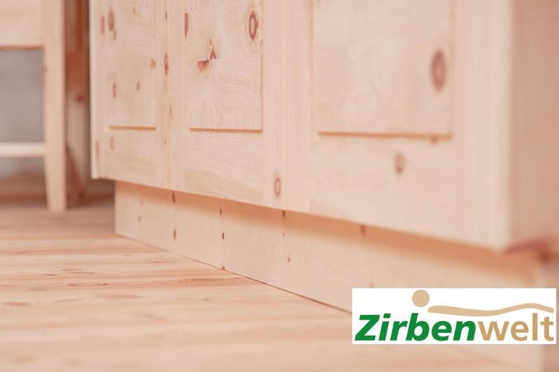 Drehtürkasten aus Zirbenholz | Ein Meisterwerk der Aufbewahrung Zirbenholz Zirbenholzmöbel Möbel aus Zirbenholz Zirbenvollholz Zirbenwelt handgefertigte Möbel