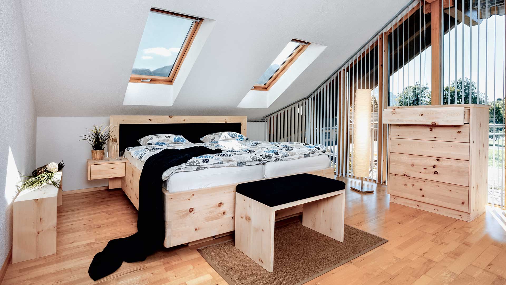 Zirbenwelt Zirbenmöbel Zirbenbetten Kärnten Österreich Zirbenvollholz Holzmöbel Handarbeit Sitzbank