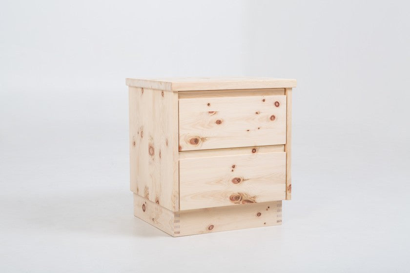 Nachtkasten Modell 3 | Zwei Laden für mehr Stauraum Zirbenholz Zirbenholzmöbel Möbel aus Zirbenholz Zirbenvollholz Zirbenwelt handgefertigte Möbel
