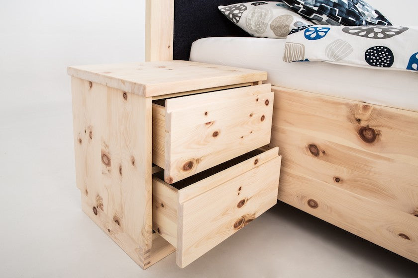 Nachtkasten Modell 3 | Zwei Laden für mehr Stauraum Zirbenholz Zirbenholzmöbel Möbel aus Zirbenholz Zirbenvollholz Zirbenwelt handgefertigte Möbel