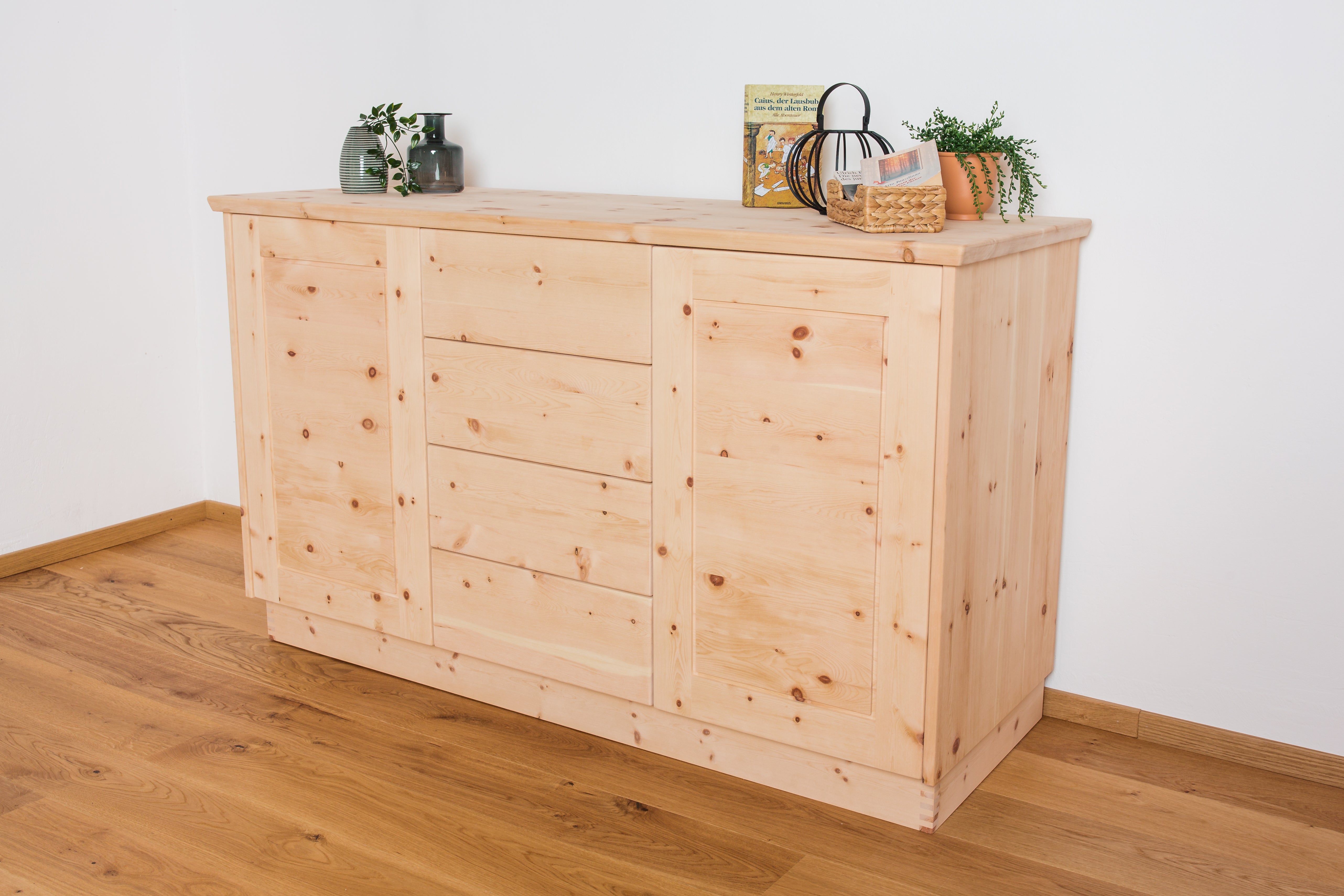 Sideboard aus Zirbenholz | Organisieren Sie Ihren Wohnraum stilvoll Zirbenholz Zirbenholzmöbel Möbel aus Zirbenholz Zirbenvollholz Zirbenwelt handgefertigte Möbel