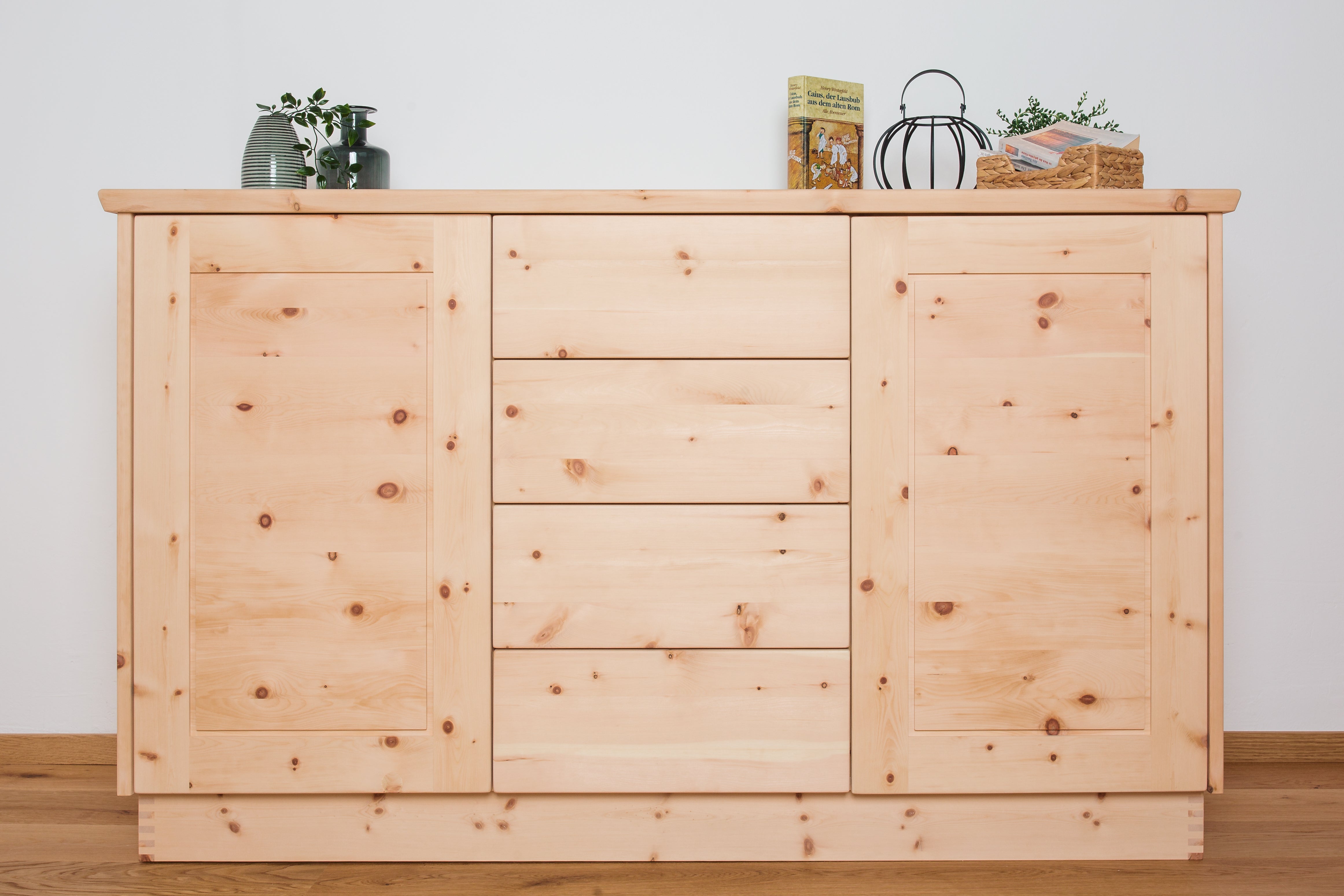 Sideboard aus Zirbenholz | Organisieren Sie Ihren Wohnraum stilvoll Zirbenholz Zirbenholzmöbel Möbel aus Zirbenholz Zirbenvollholz Zirbenwelt handgefertigte Möbel