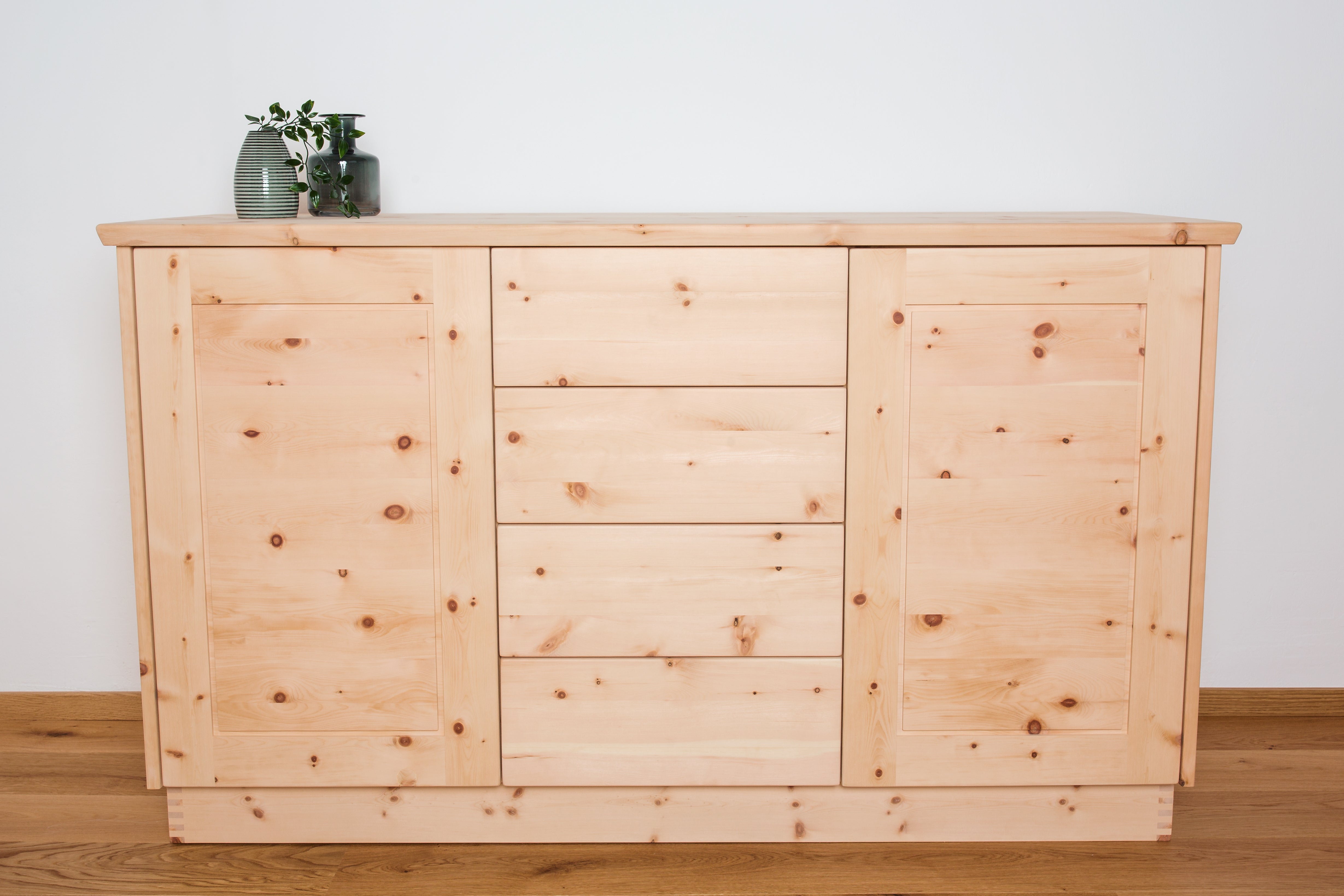 Sideboard aus Zirbenholz | Organisieren Sie Ihren Wohnraum stilvoll Zirbenholz Zirbenholzmöbel Möbel aus Zirbenholz Zirbenvollholz Zirbenwelt handgefertigte Möbel