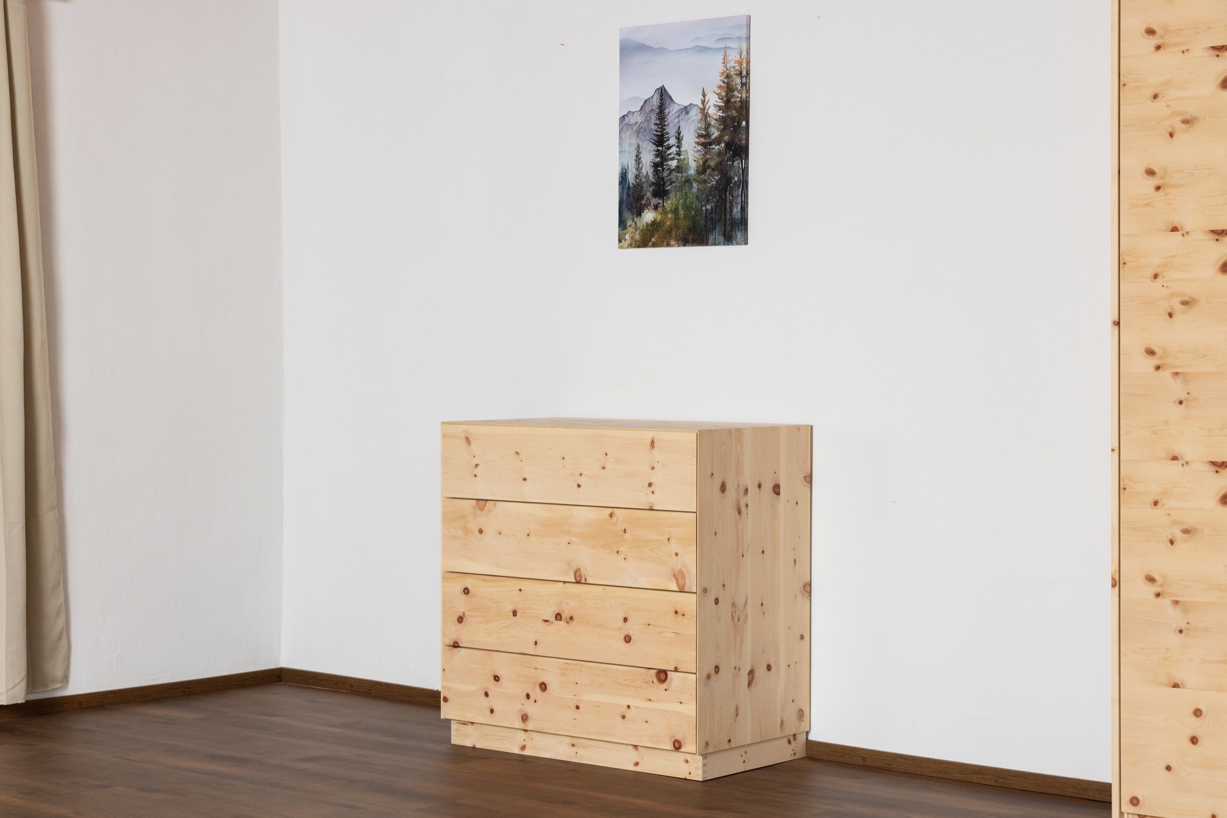 Massive Kommode aus Zirbenholz mit 4 Schubladen und schmalen Kanten
