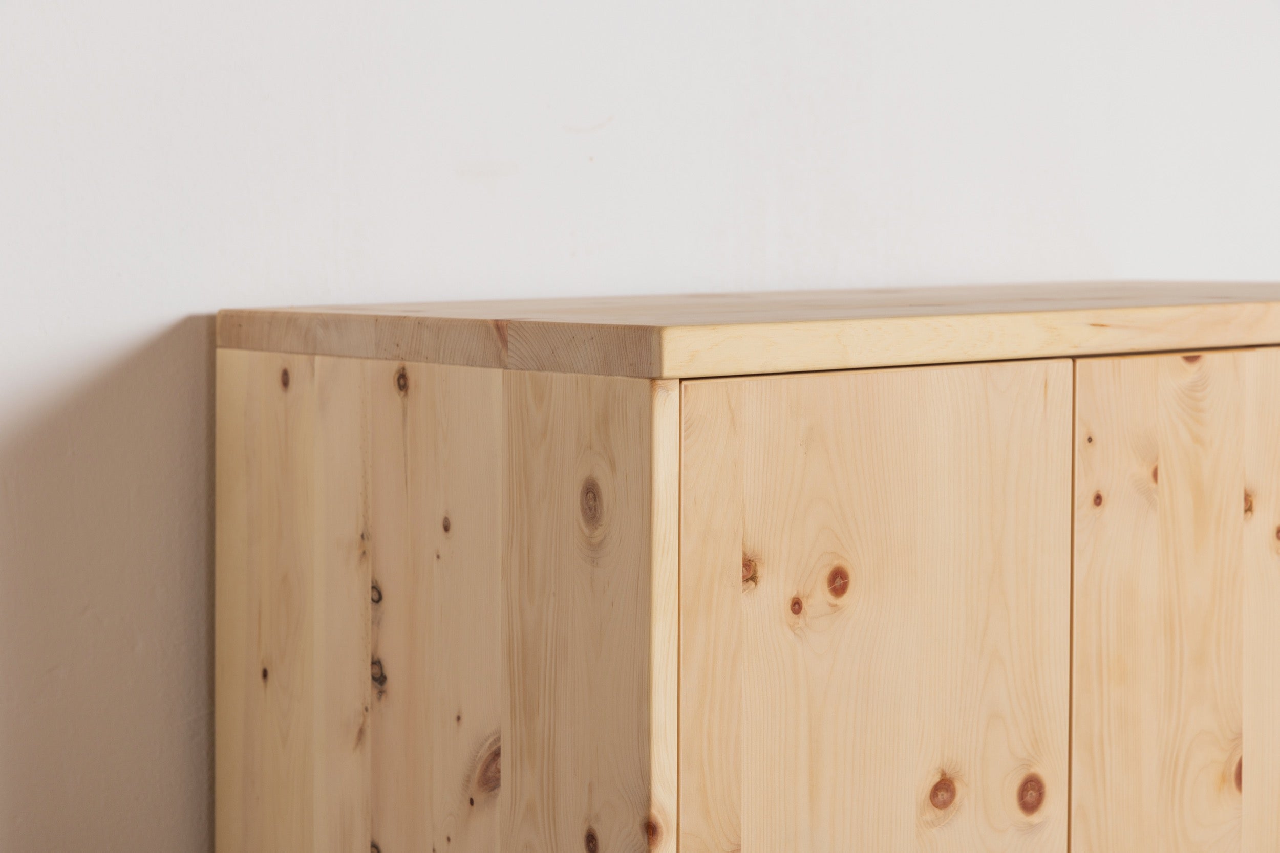 Hochwertige Verarbeitung des Sideboards aus massivem Zirbenholz