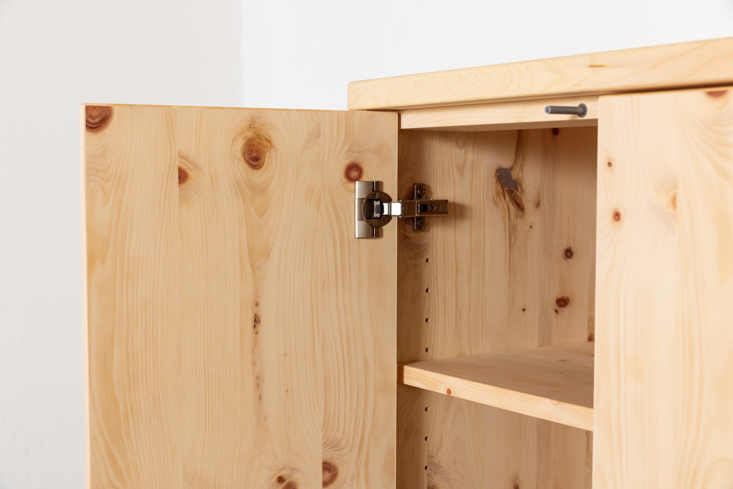 Nahaufnahme der naturbelassenen Oberfläche des Zirbenholz-Sideboards
