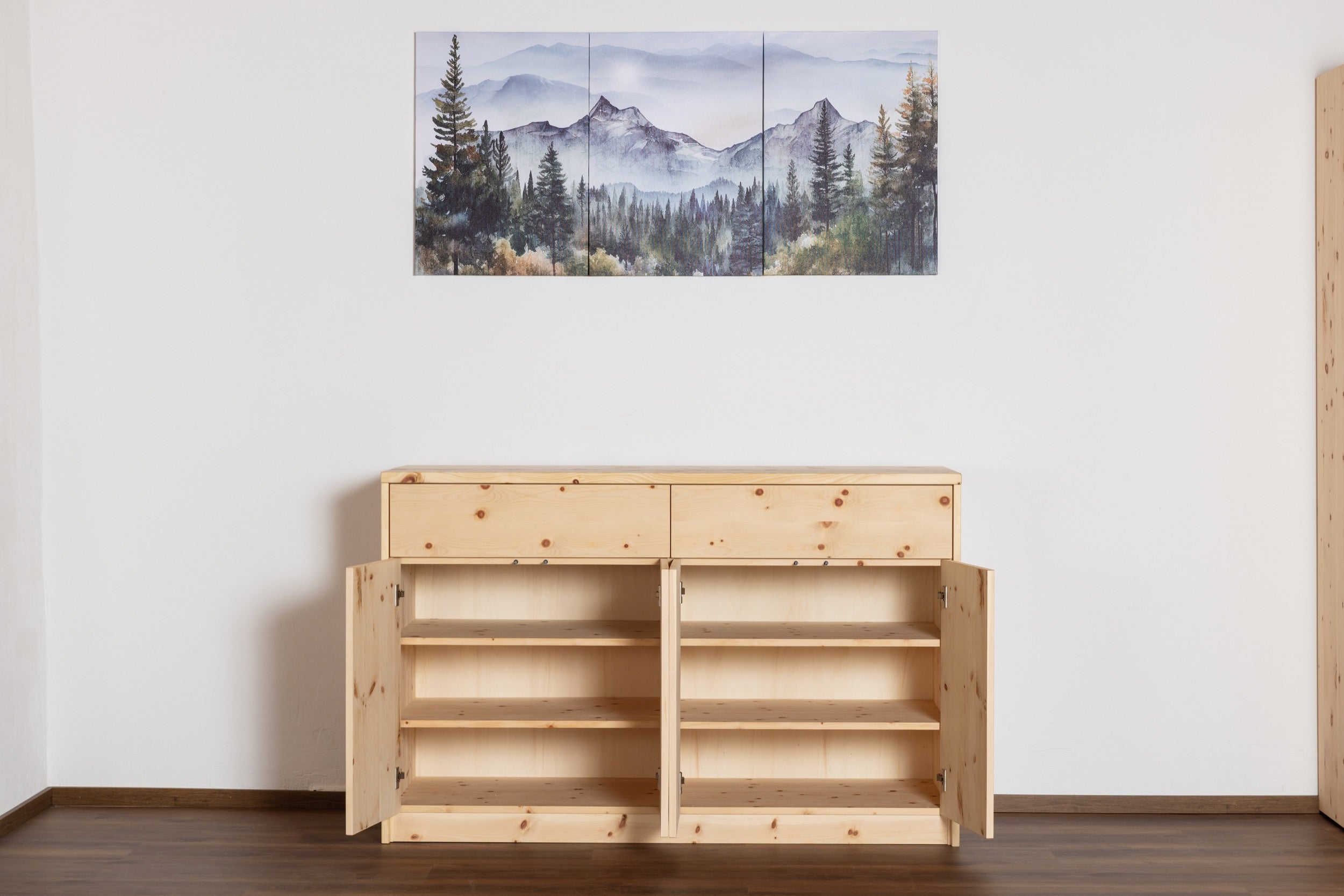 Detail der natürlichen Zirbenholz-Maserung am Sideboard mit 2 Türen und 2 Schubladen