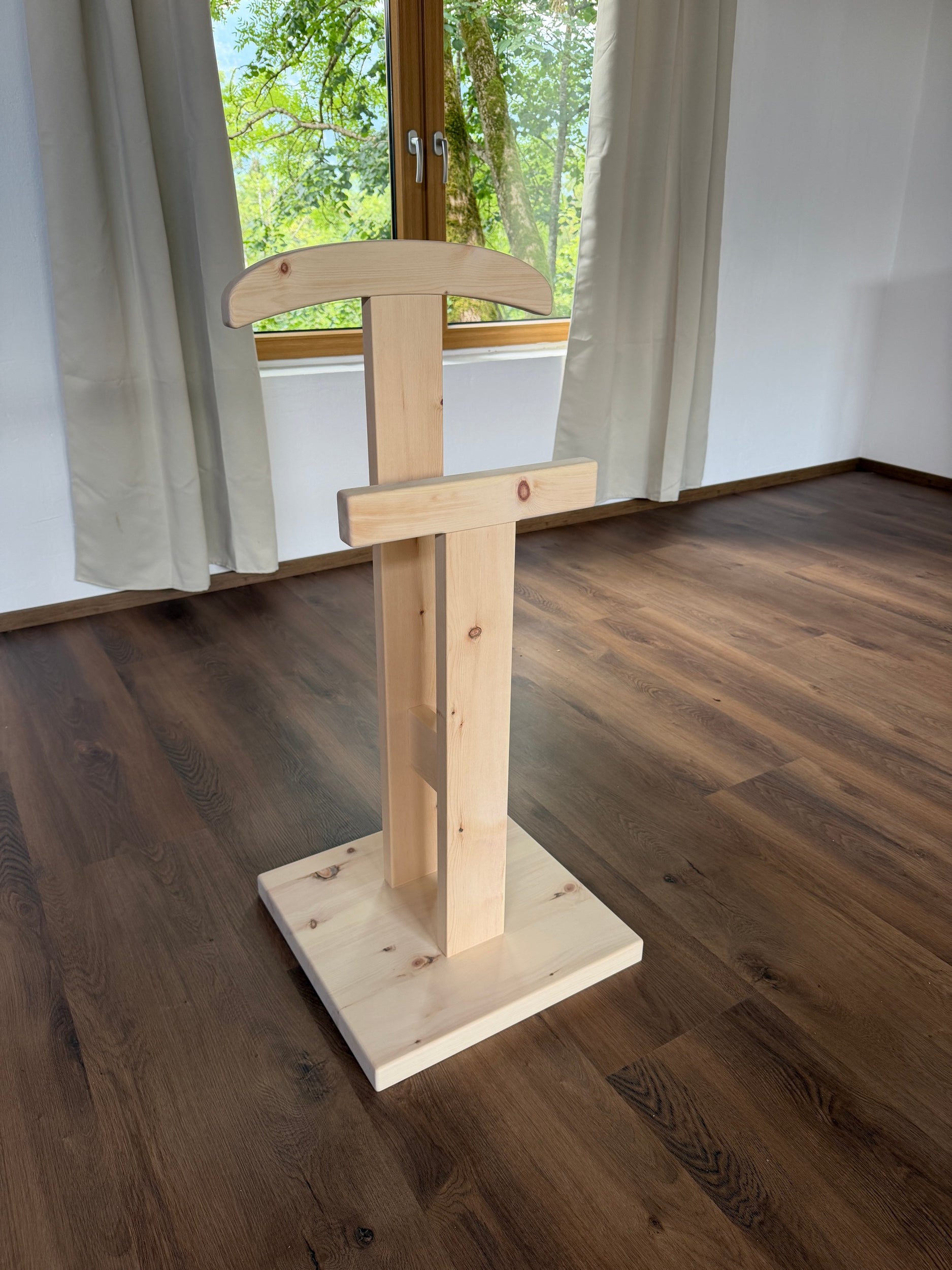 Eleganter Kleiderdiener aus Zirbenholz für Anzug, Hemd und Hose