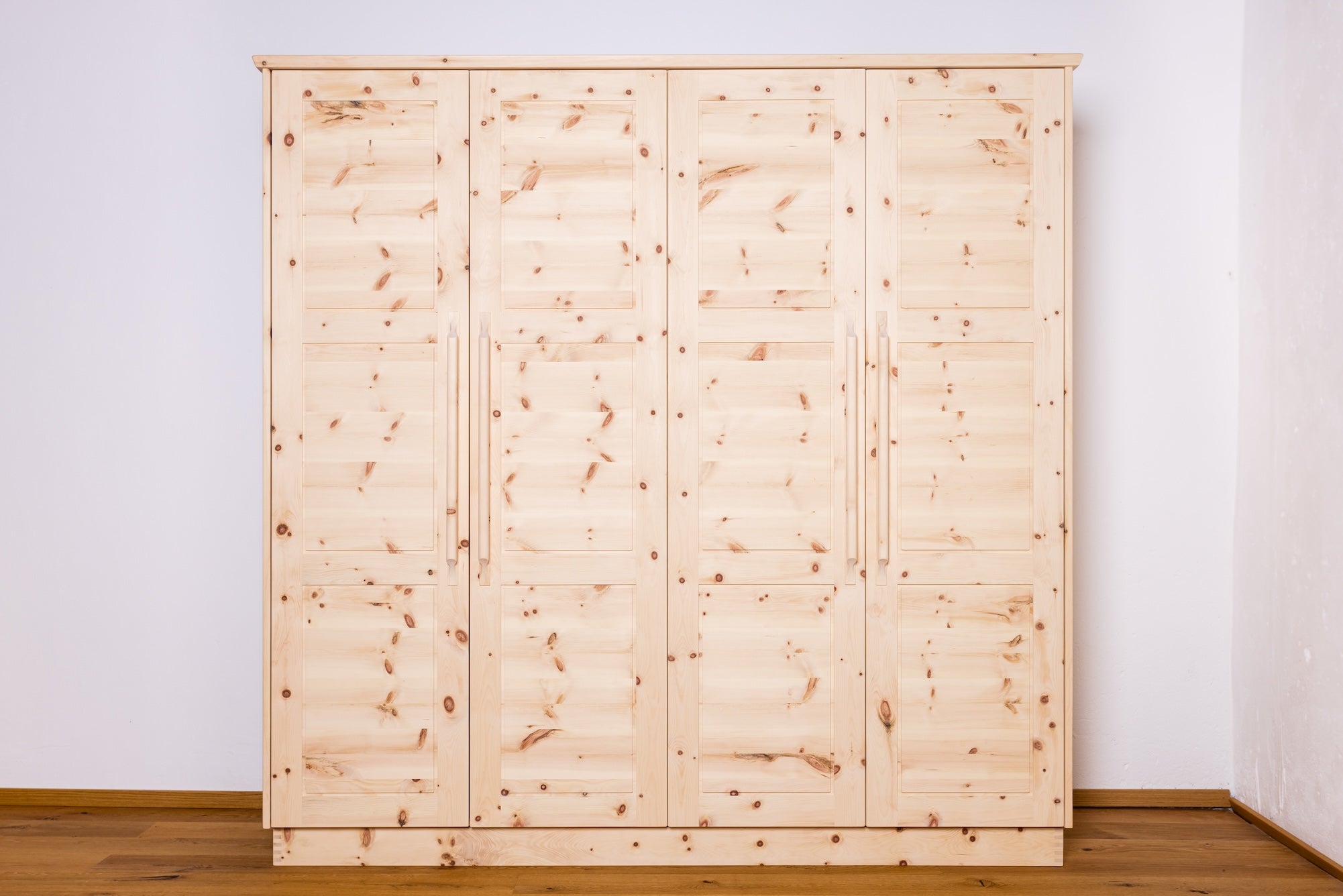 Kleiderkasten aus Zirbe mit 4 Drehtüren, stilvoll und funktional für deine Aufbewahrung.