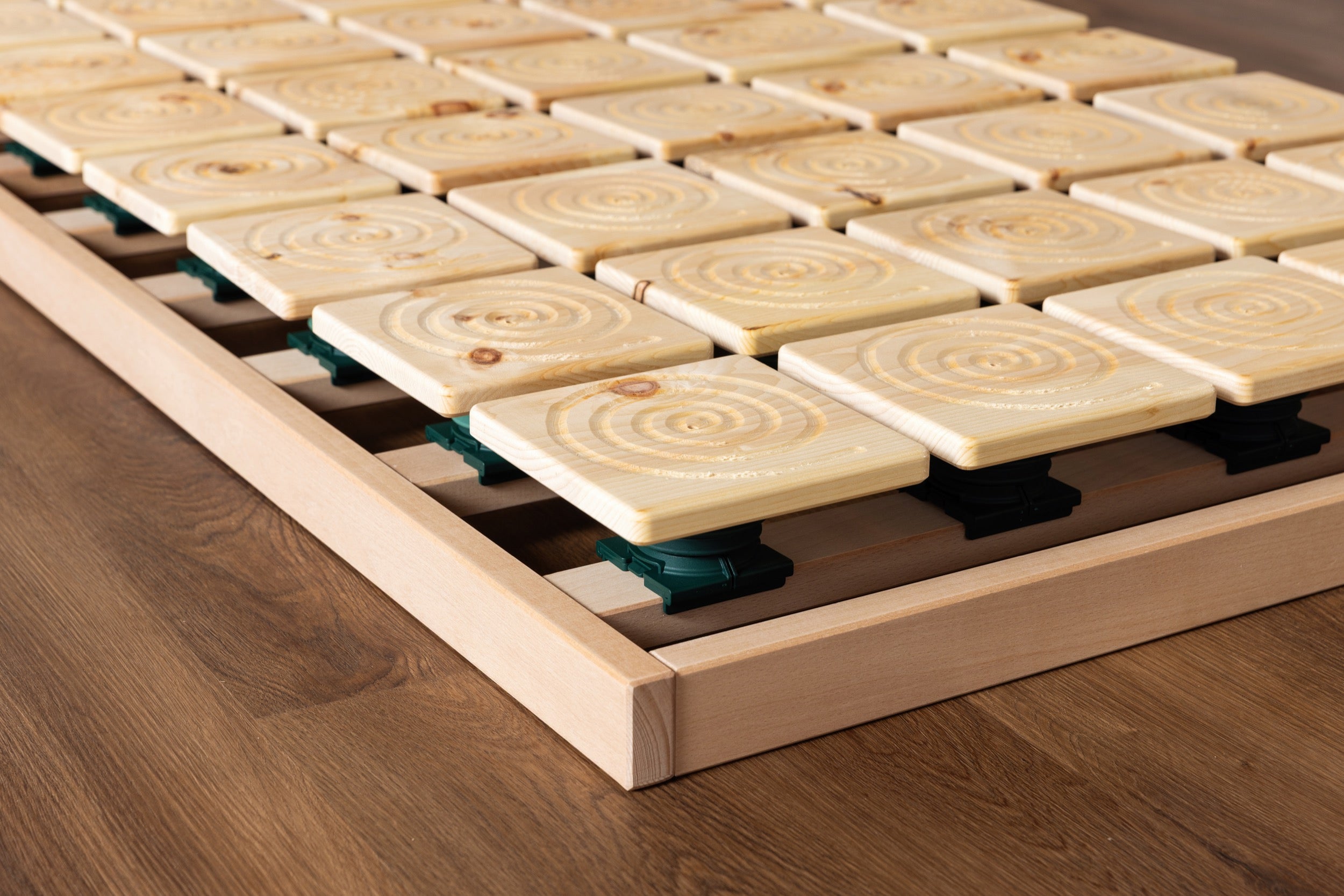 Tellerlattenrost aus massivem Zirbenholz für ergonomischen und komfortablen Schlaf