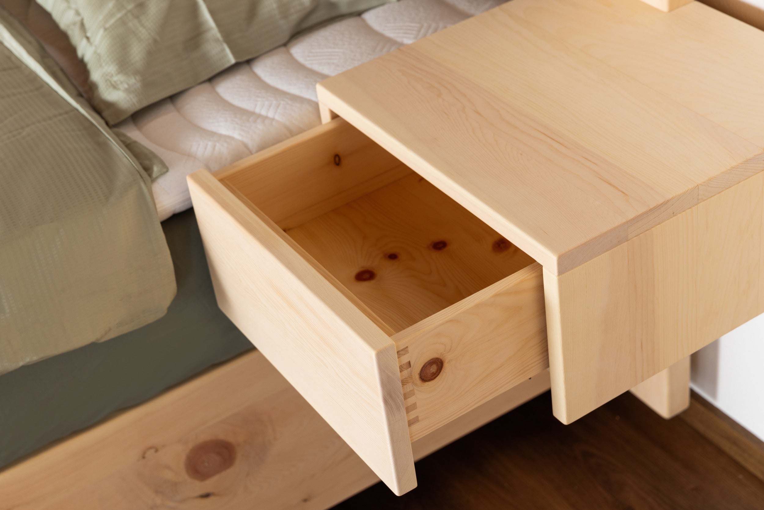 Massivholzbett Box aus echter österreichischer Zirbe mit Nachtkasten aus Zirbe
