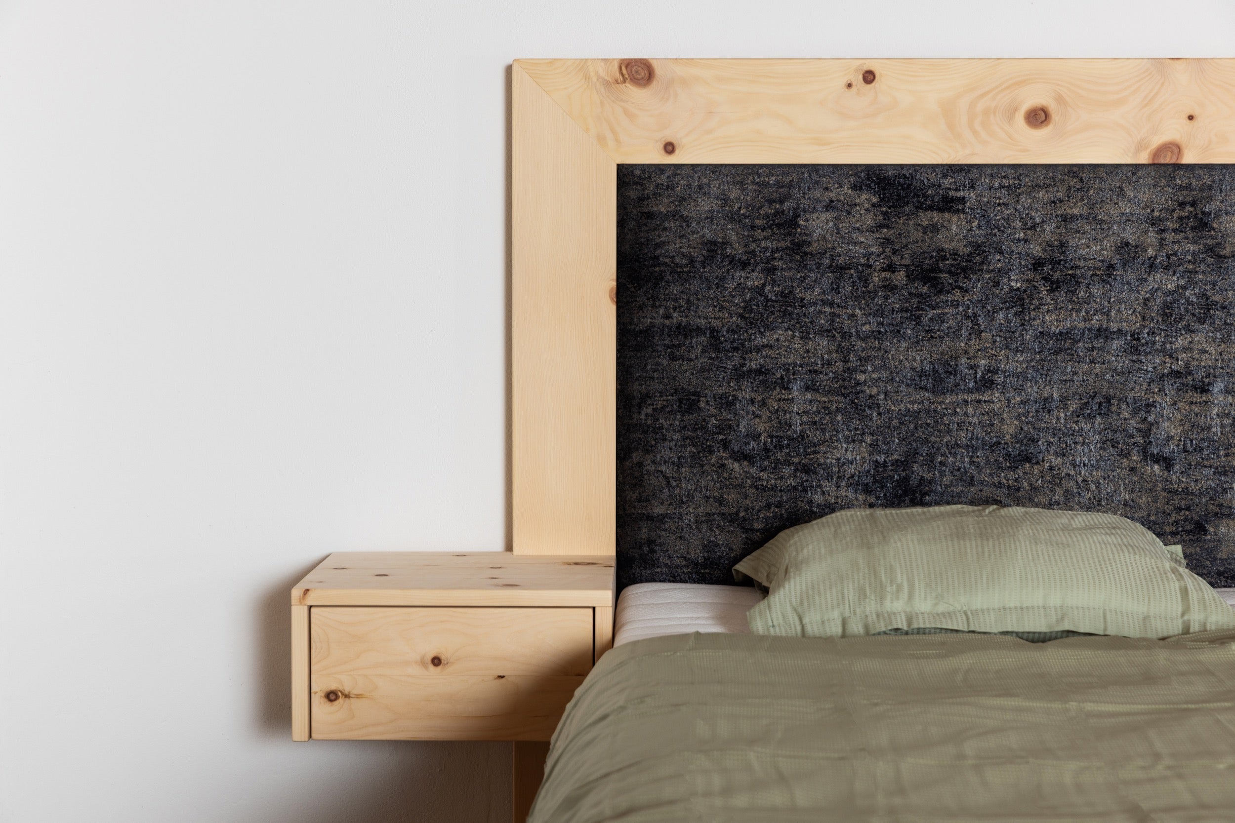 Zirbenbett Box aus naturbelassenem Zirbenholz in moderner Optik