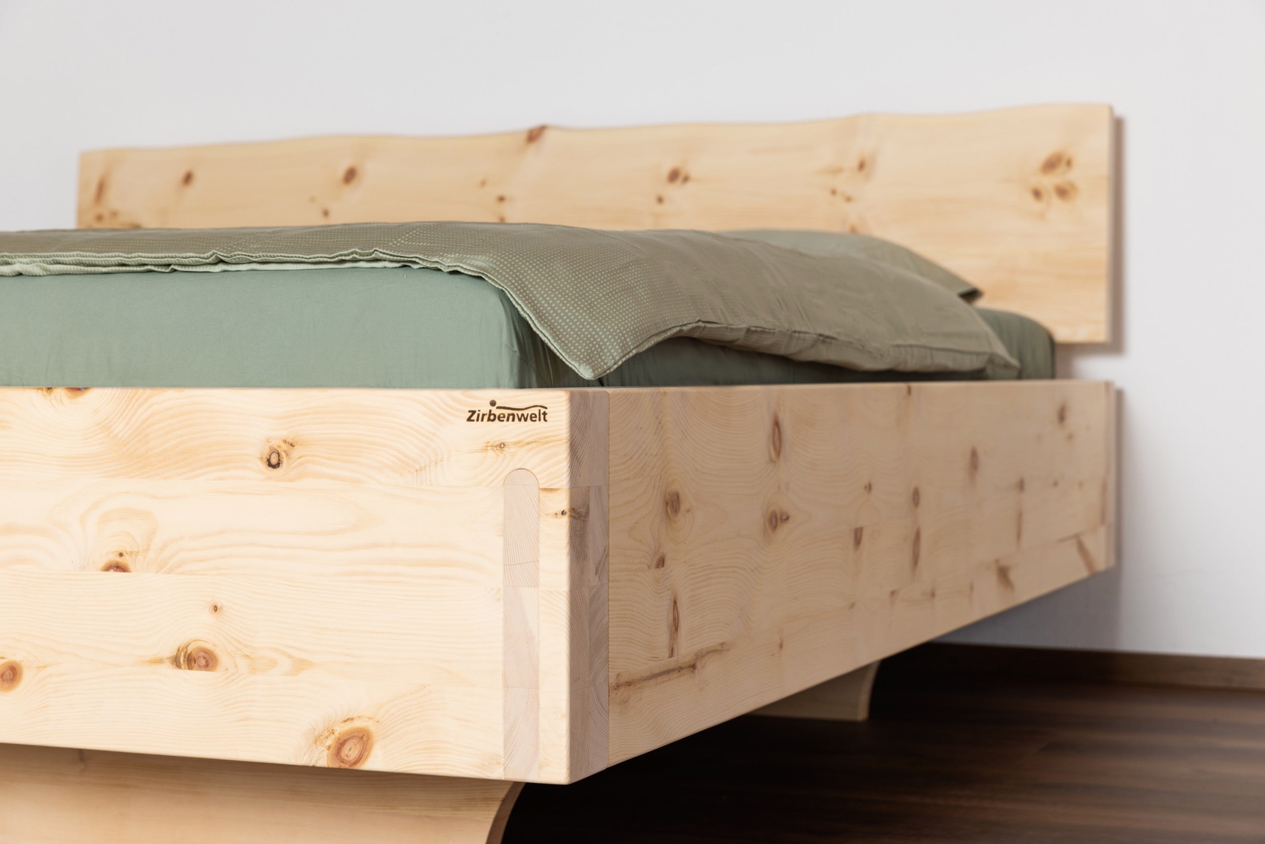 Zirbenbett Big in zeitlosem Design aus massivem Zirbenholz