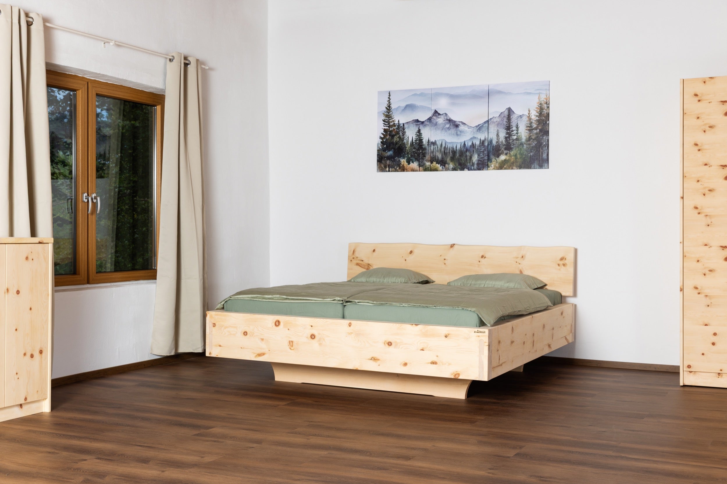 Seitenansicht des Zirbenbetts Big aus massivem Zirbenholz