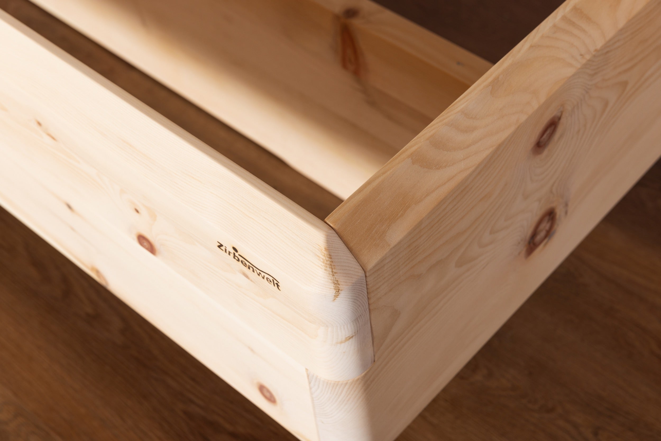 Detail Facettenkante eines Zirbenholz Bett aus 40mm Holzstärke ohne Lattenrost Matratze und Bettwäsche zweite Ansicht