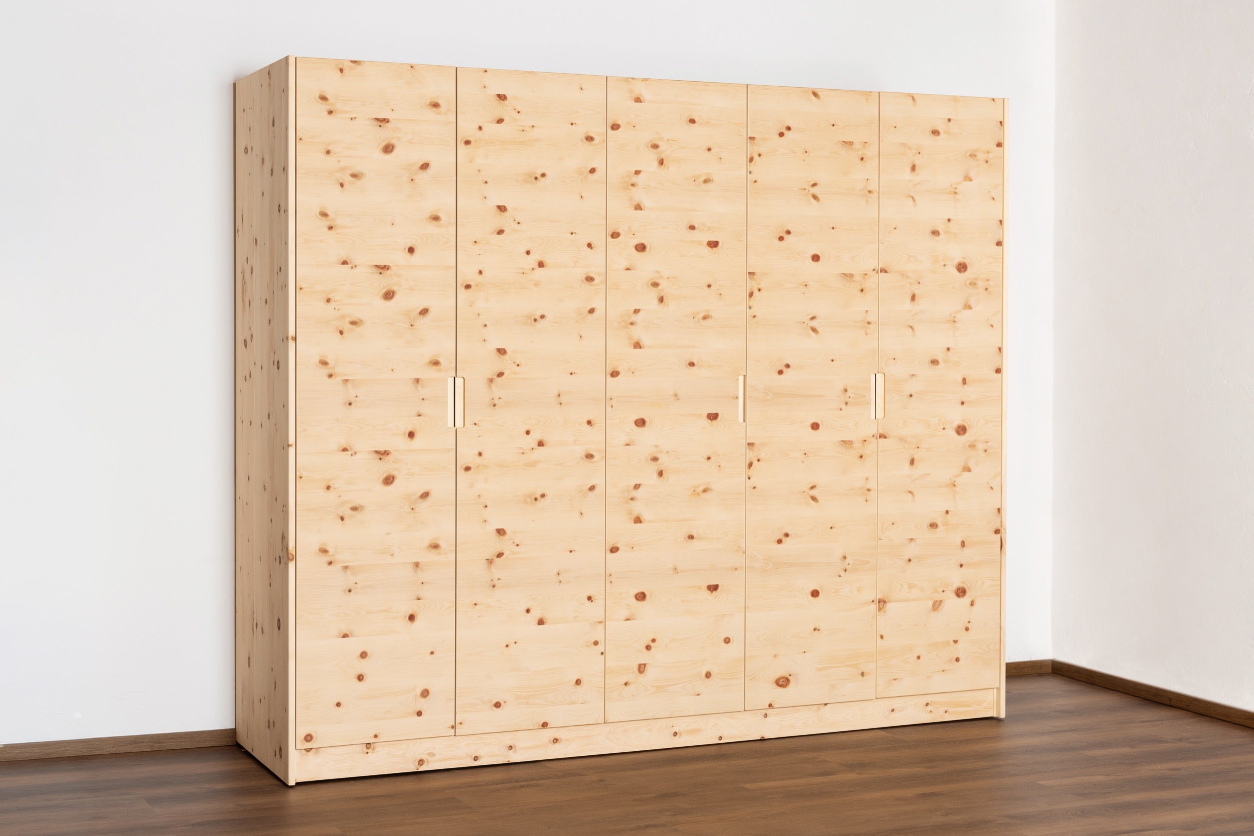 Naturbelassener Kleiderschrank mit 5 Türen aus österreichischer Zirbe