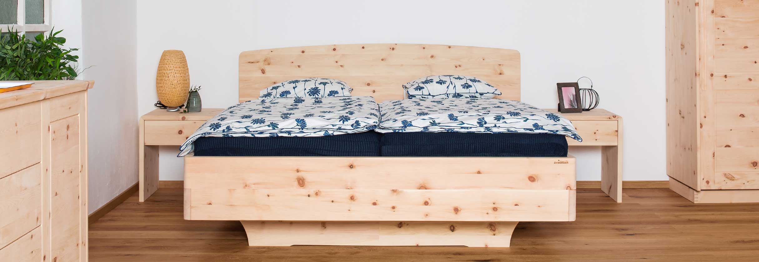Zirbenbetten Zirbenmoebel Bett Holzbett Doppelbett aus Zirbenholz Schlafkomfort Zirbenvollholz
