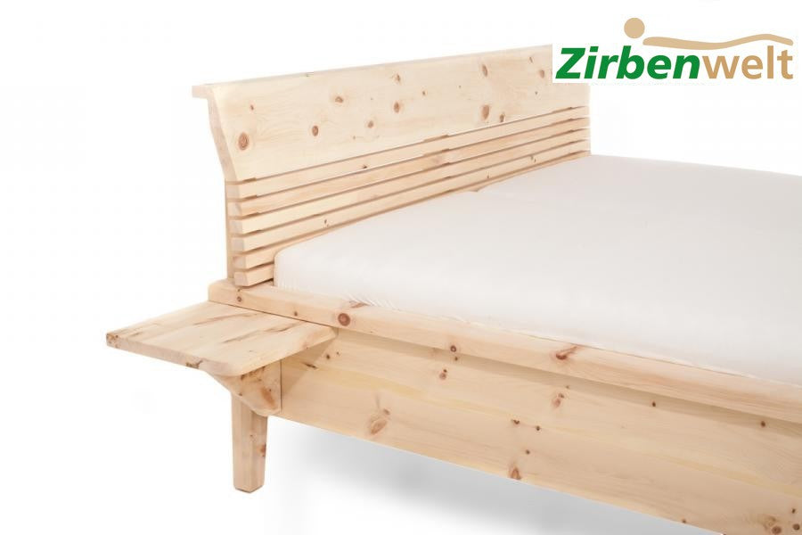 Seitliche Ablage aus Zirbenvollholz | Praktische Ergänzung für Betten Zirbenholz Zirbenholzmöbel Möbel aus Zirbenholz Zirbenvollholz Zirbenwelt handgefertigte Möbel