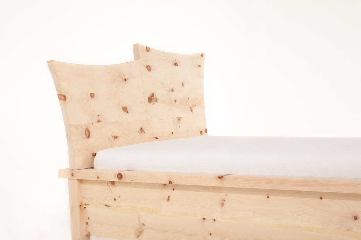 Zirbenbett Einzelbett Modell Sun | Ein wahrer Hingucker Zirbenholz Zirbenholzmöbel Möbel aus Zirbenholz Zirbenvollholz Zirbenwelt handgefertigte Möbel