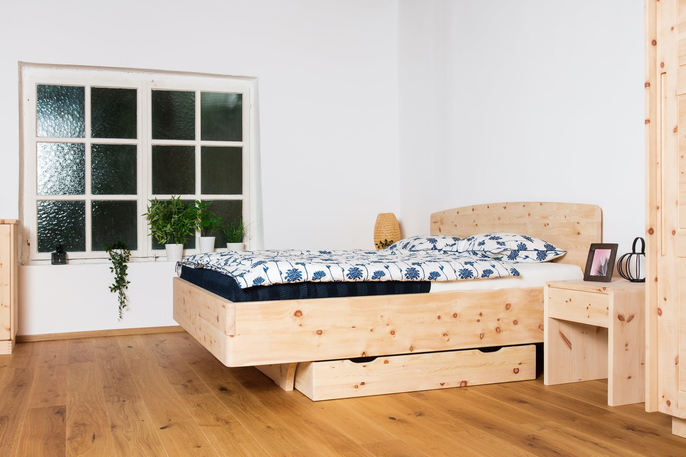 Zirbenbett Modell Bow | Stilvolles Design für Ruhe und Entspannung Zirbenholz Zirbenholzmöbel Möbel aus Zirbenholz Zirbenvollholz Zirbenwelt handgefertigte Möbel