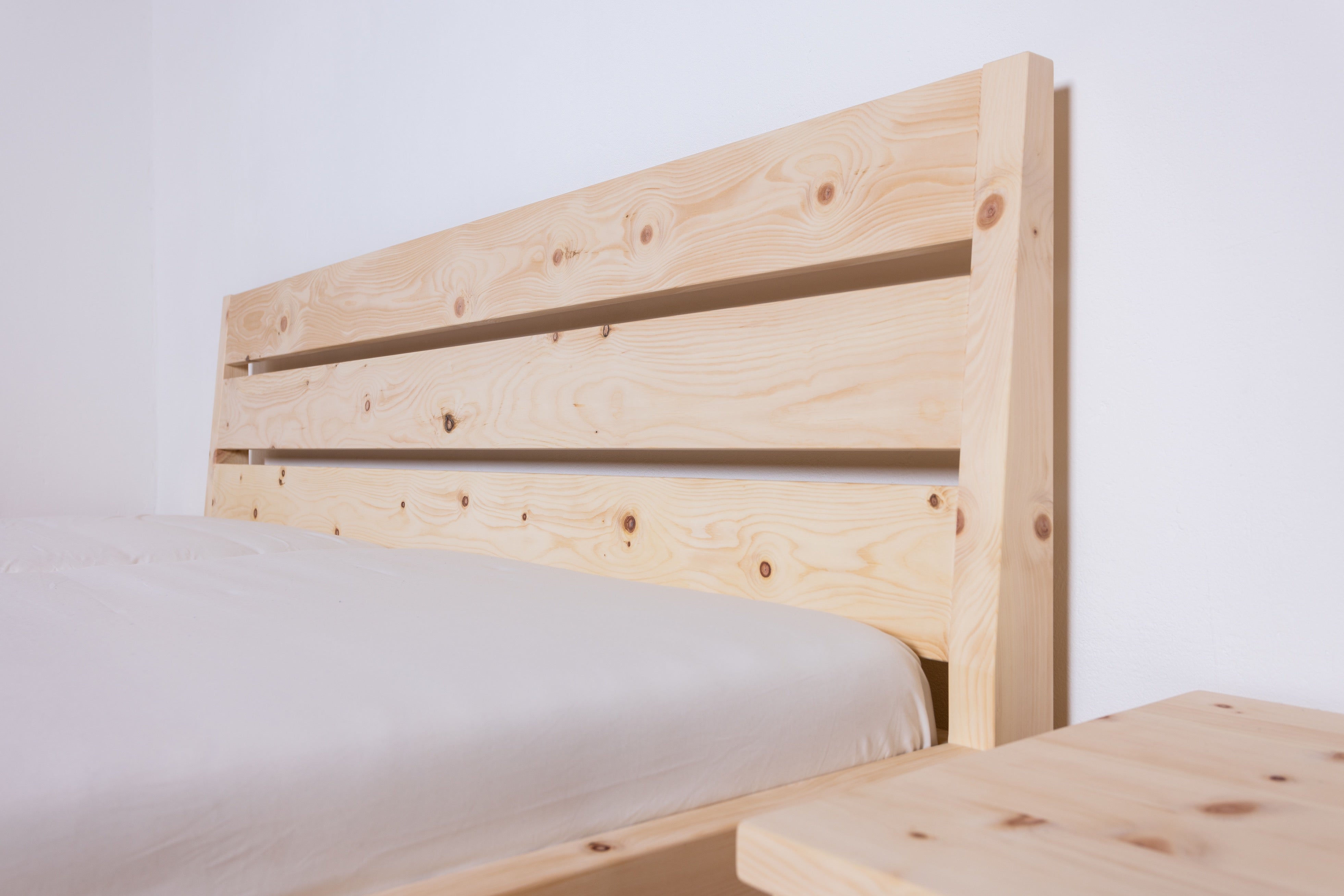 Zirbenbett Modell Board | Einzigartige Optik und natürlicher Komfort Zirbenholz Zirbenholzmöbel Möbel aus Zirbenholz Zirbenvollholz Zirbenwelt handgefertigte Möbel