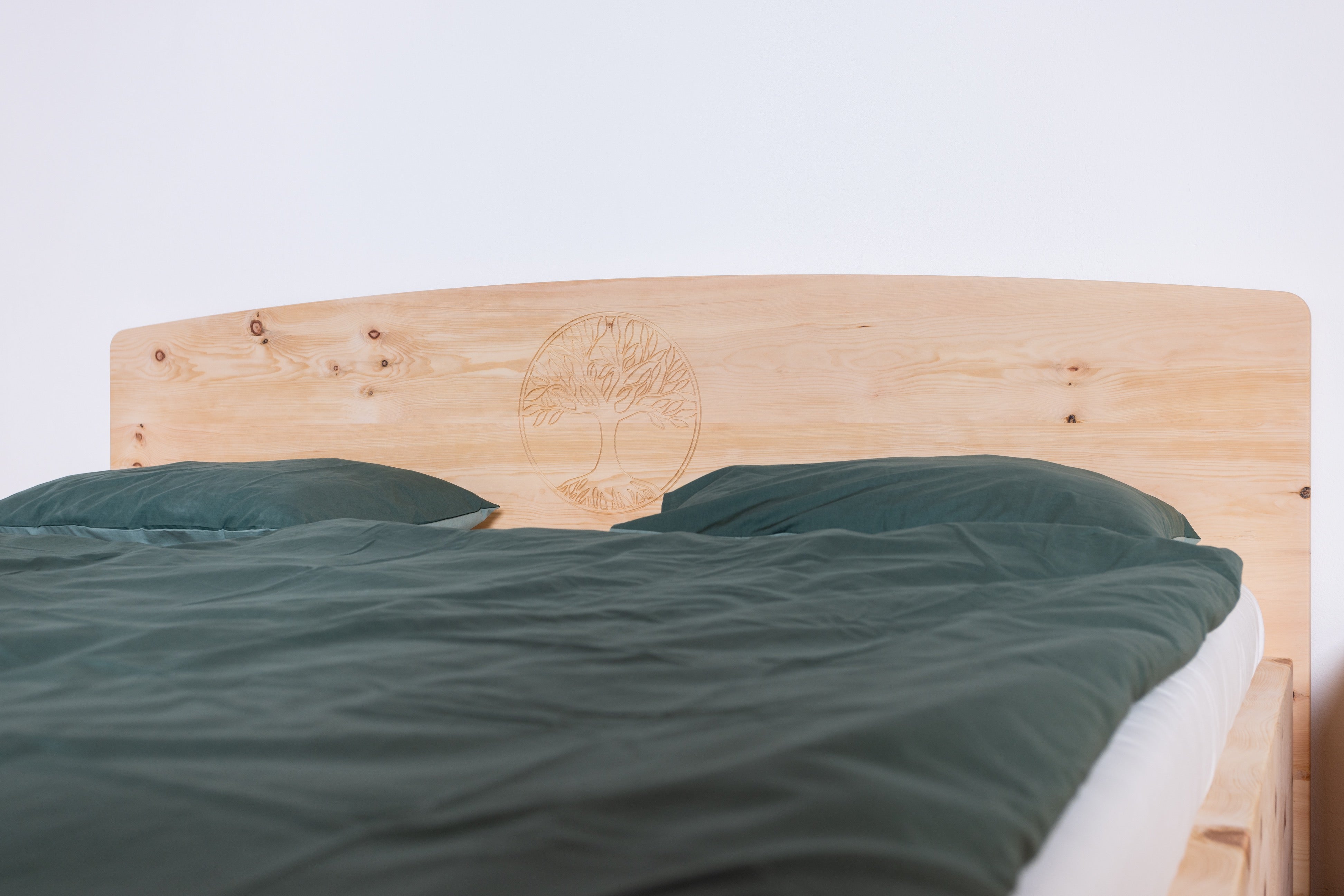 Zirbenbett Modell Carve | Invididualität durch Fräsung im Kopfteil Zirbenholz Zirbenholzmöbel Möbel aus Zirbenholz Zirbenvollholz Zirbenwelt handgefertigte Möbel