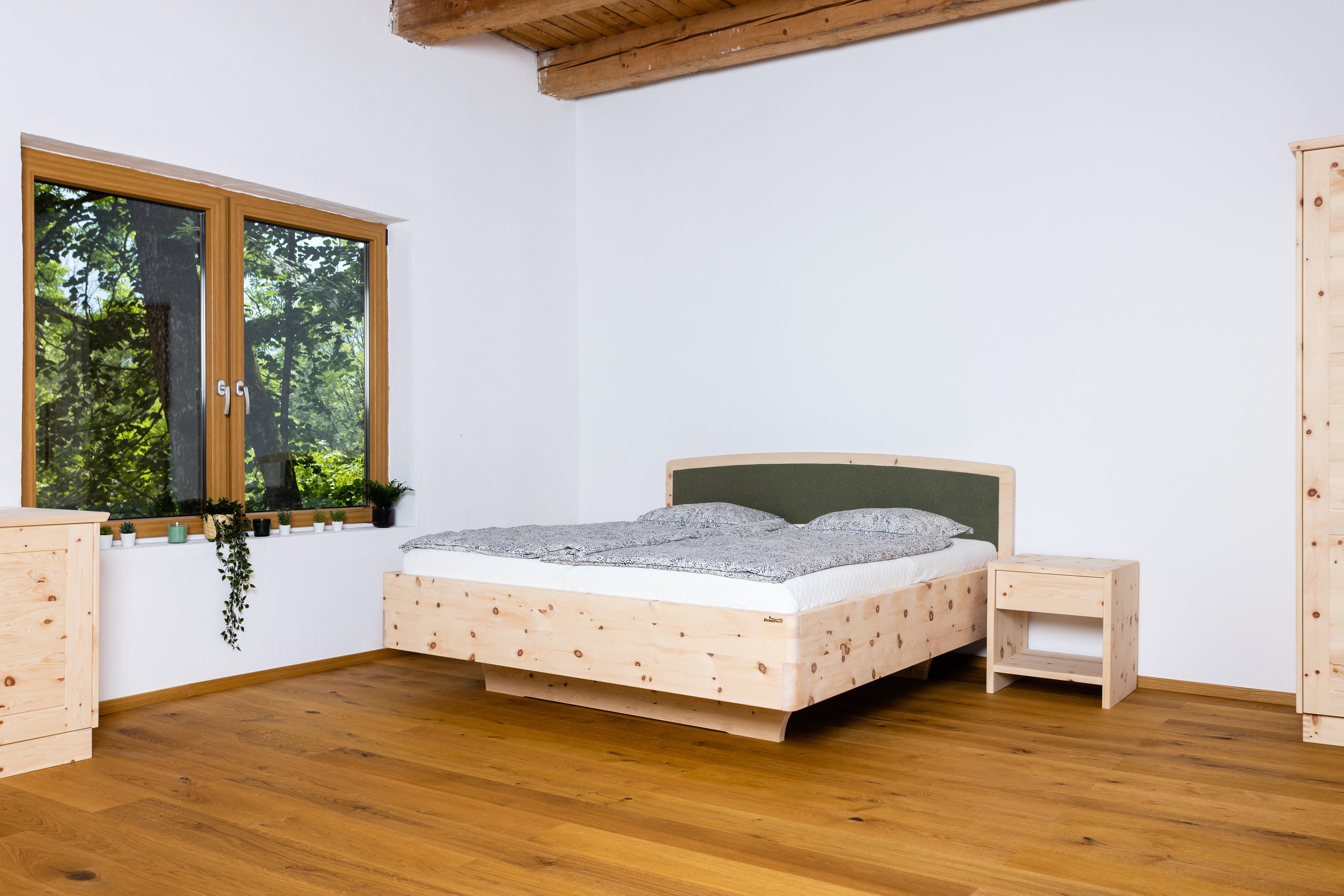 Zirbenbett Modell Colour | Farbige Akzente für Ihr Schlafzimmer Zirbenholz Zirbenholzmöbel Möbel aus Zirbenholz Zirbenvollholz Zirbenwelt handgefertigte Möbel