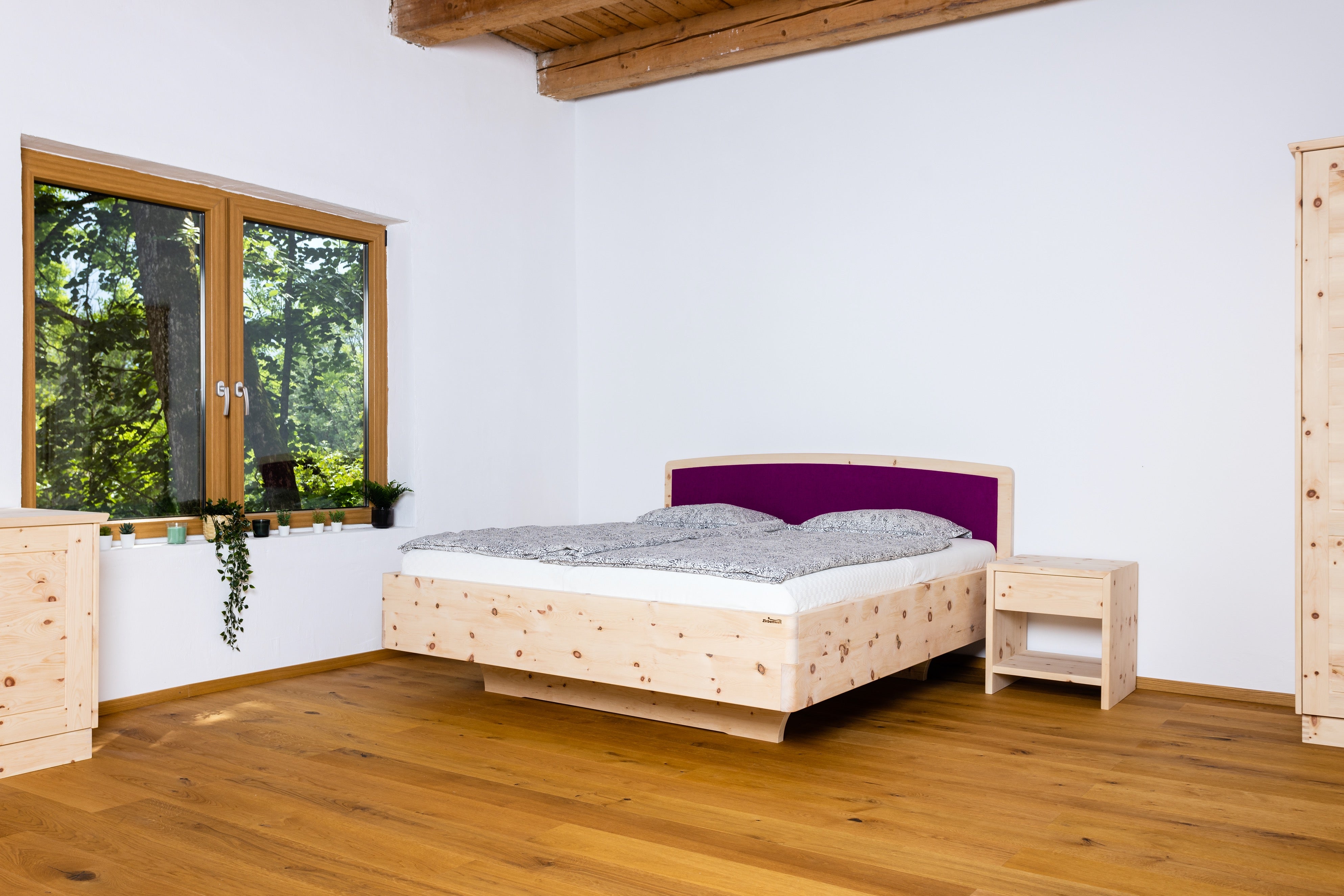 Zirbenbett Modell Colour | Farbige Akzente für Ihr Schlafzimmer Zirbenholz Zirbenholzmöbel Möbel aus Zirbenholz Zirbenvollholz Zirbenwelt handgefertigte Möbel
