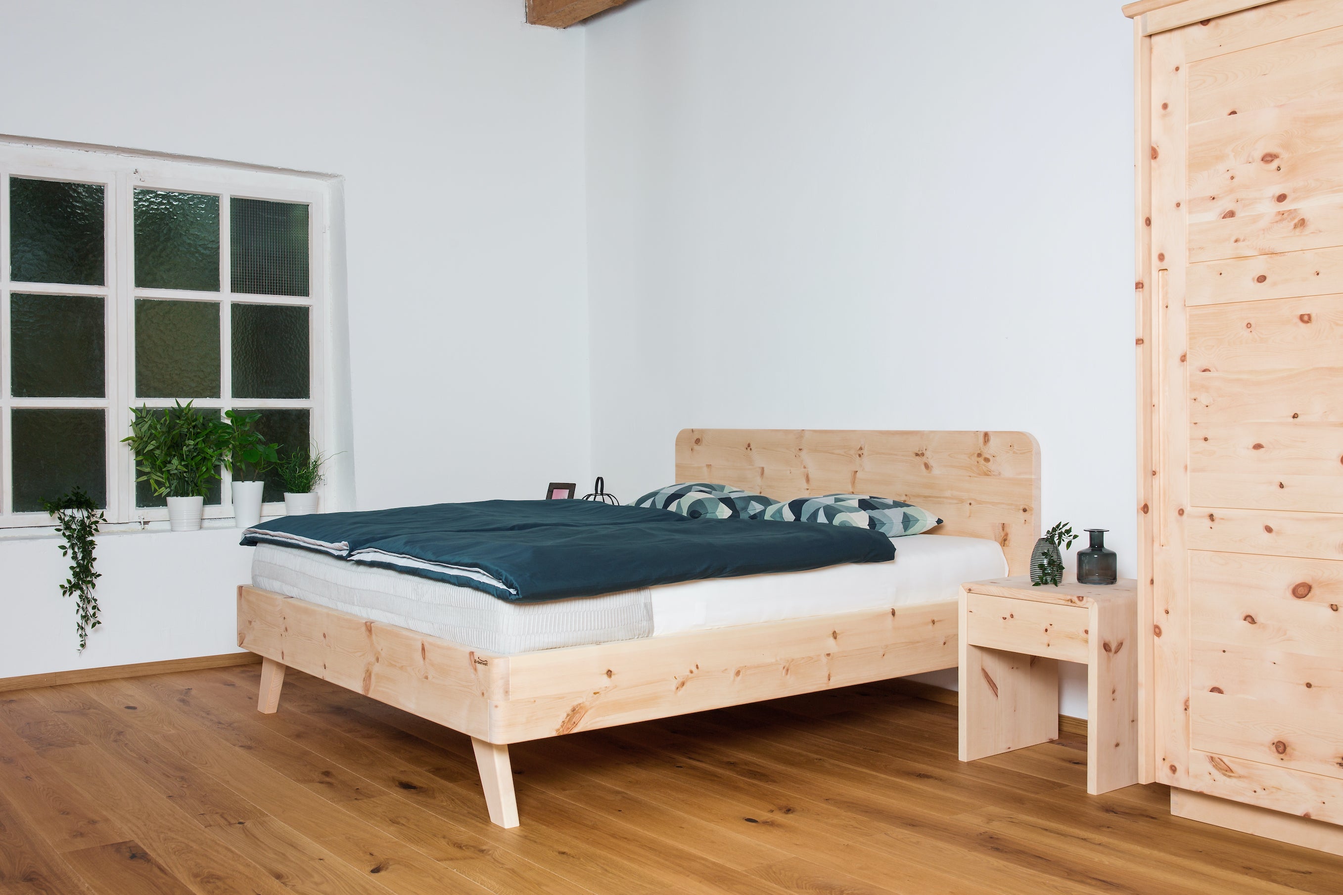Zirbenbett Modell Curve | Natürliches Schlafvergnügen Zirbenholz Zirbenholzmöbel Möbel aus Zirbenholz Zirbenvollholz Zirbenwelt handgefertigte Möbel