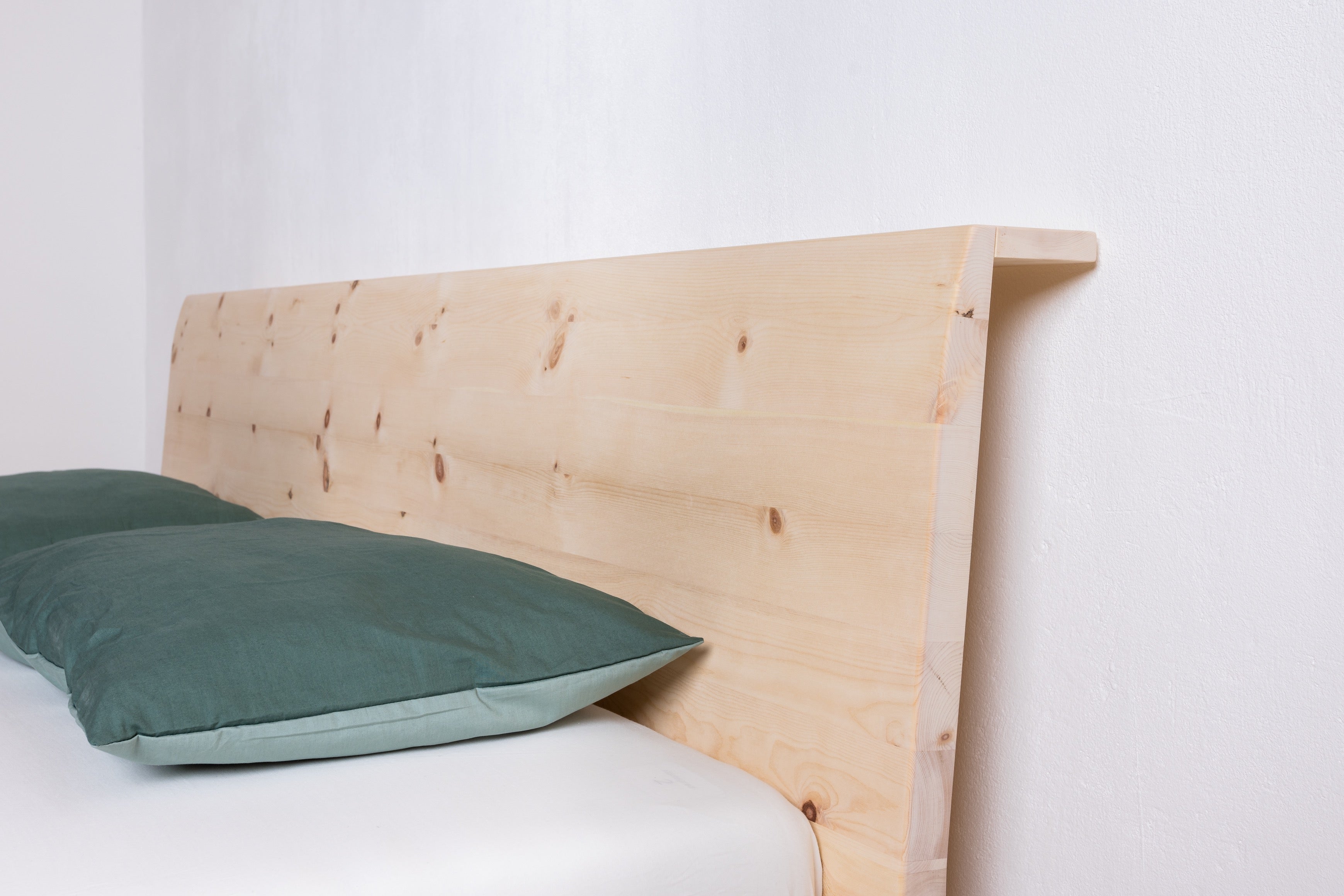 Zirbenbett Modell Straight | Natürlicher Schlafkomfort Zirbenholz Zirbenholzmöbel Möbel aus Zirbenholz Zirbenvollholz Zirbenwelt handgefertigte Möbel