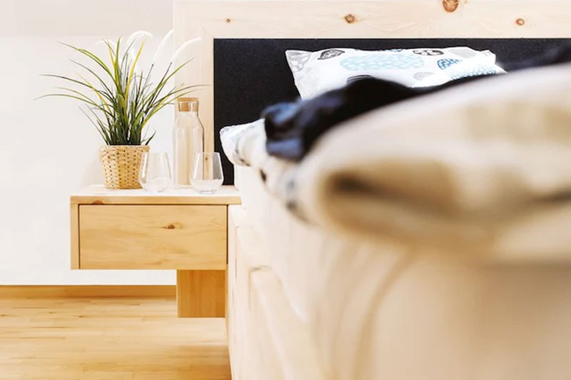 Nachtkasten aus Zirbenholz schwebend Eleganter Nachtschrank