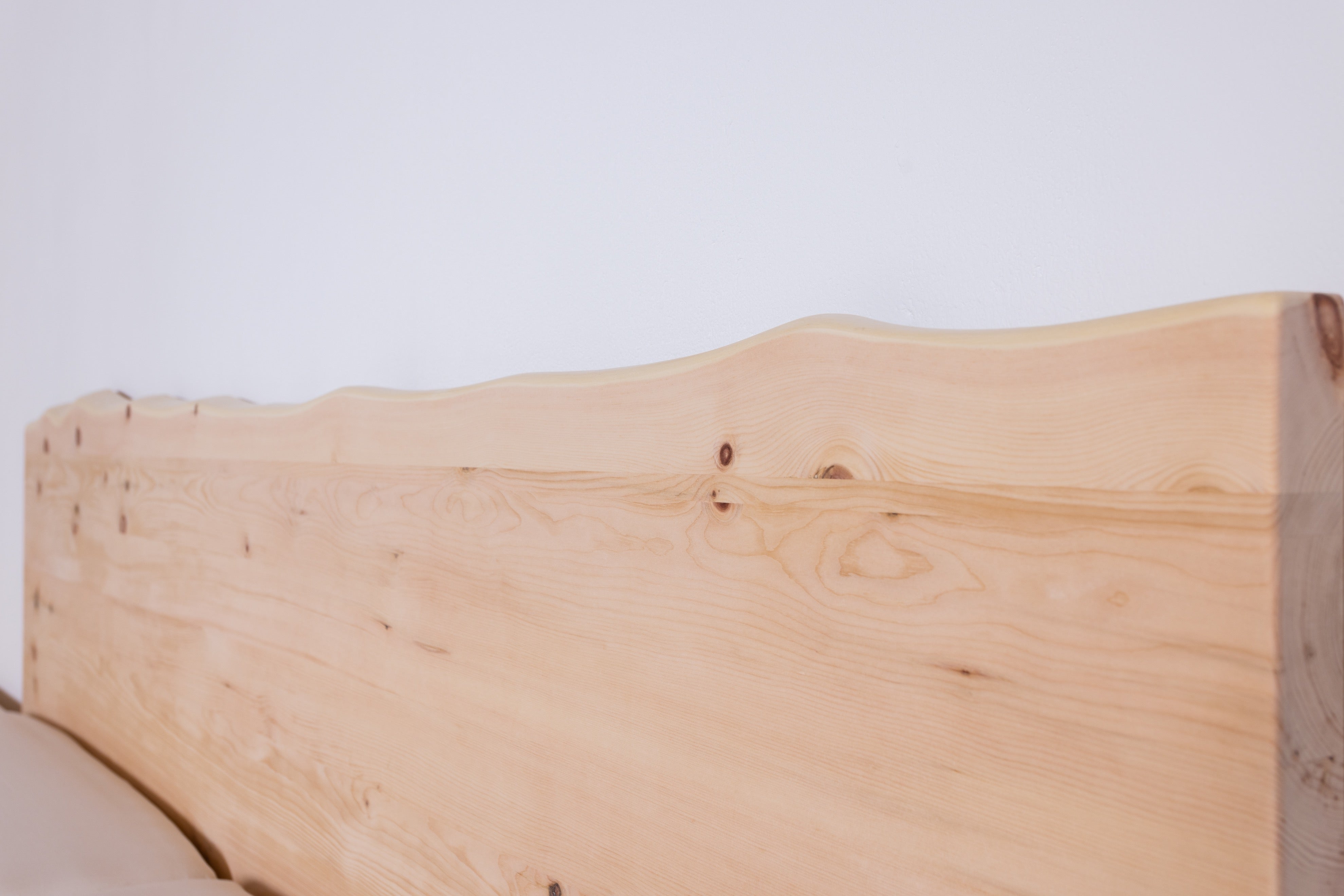 Waldkante am Kopfteil | Ästhetische Sonderanfertigung Zirbenholz Zirbenholzmöbel Möbel aus Zirbenholz Zirbenvollholz Zirbenwelt handgefertigte Möbel