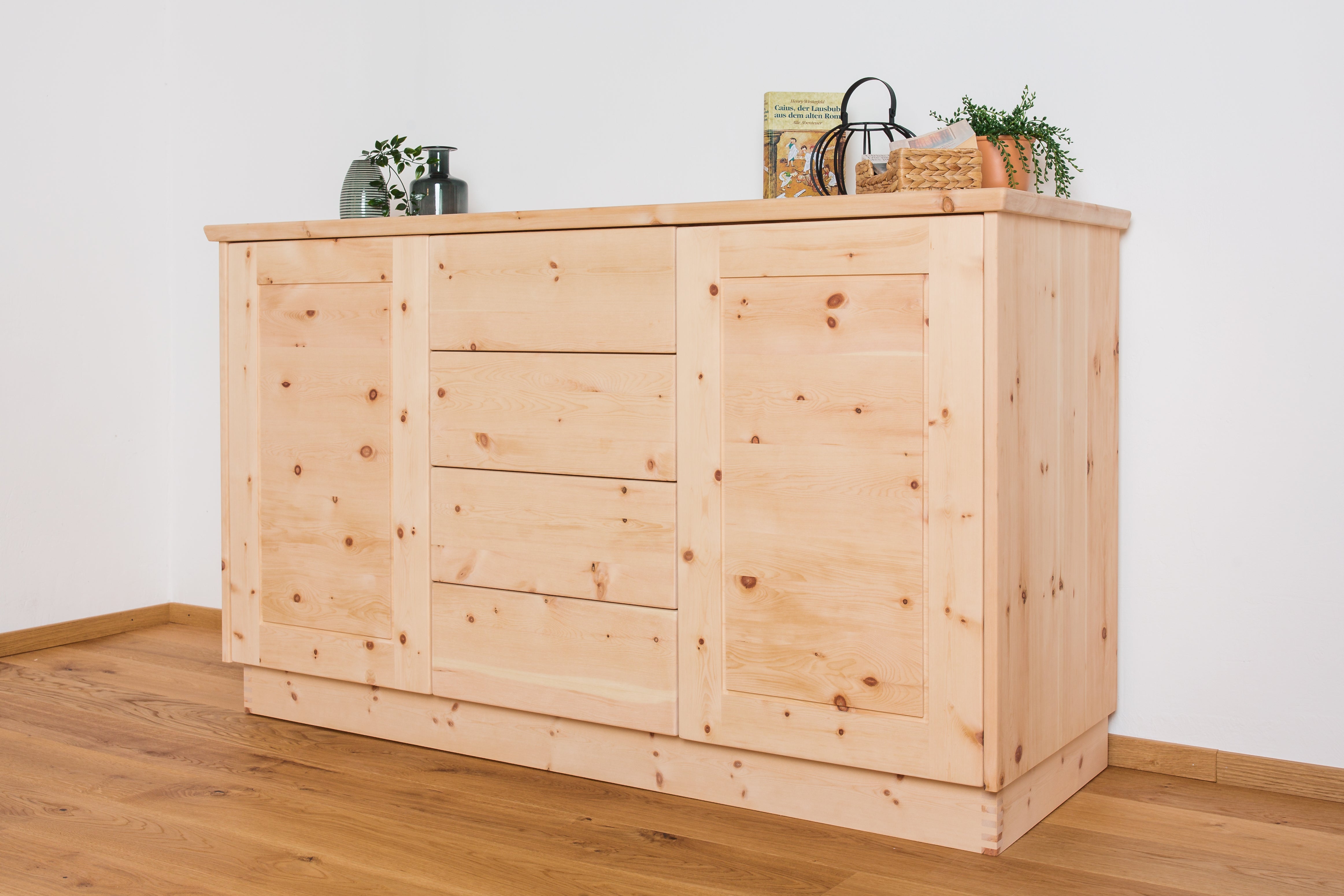 Sideboard aus Zirbenholz | Organisieren Sie Ihren Wohnraum stilvoll Zirbenholz Zirbenholzmöbel Möbel aus Zirbenholz Zirbenvollholz Zirbenwelt handgefertigte Möbel