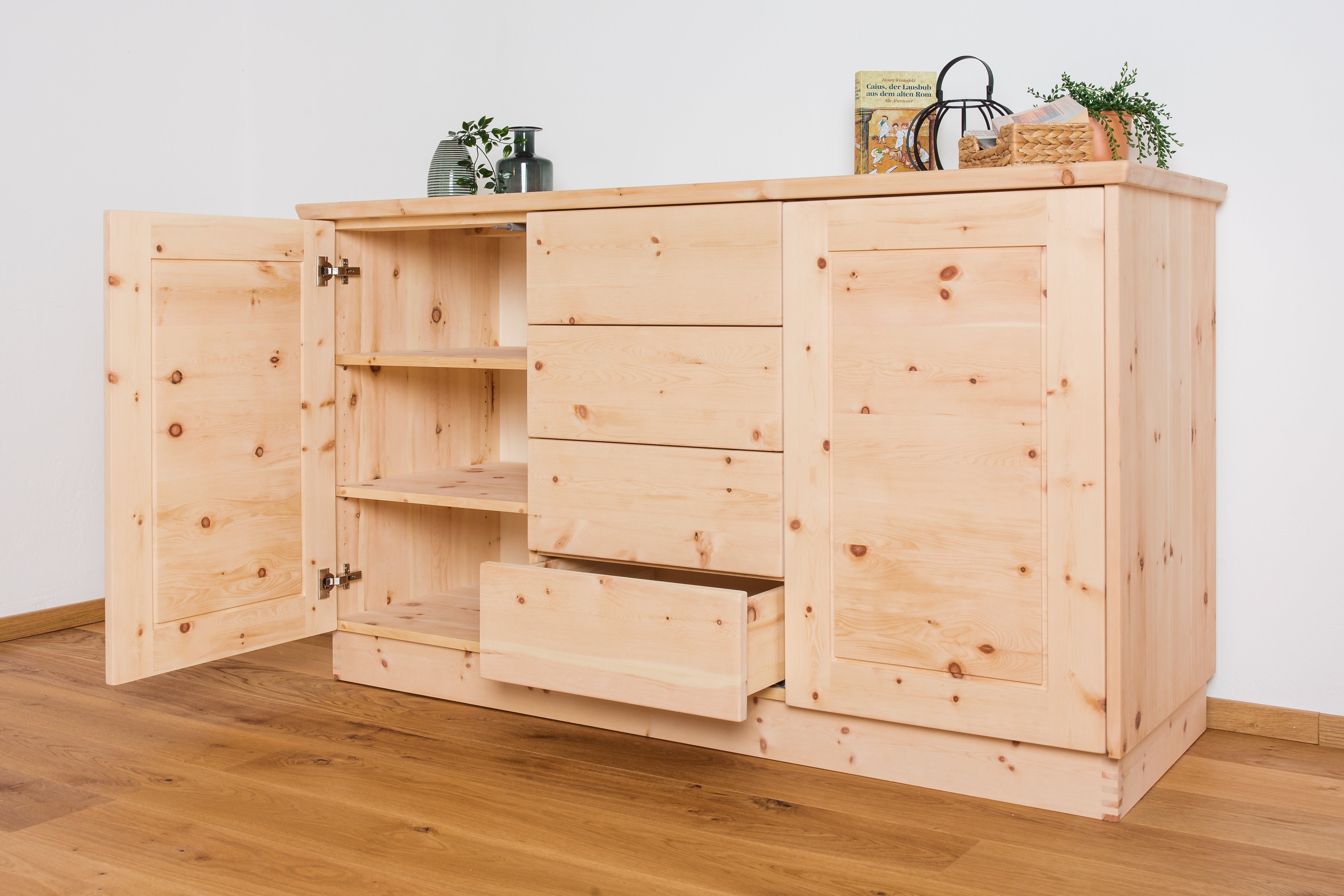 Sideboard aus Zirbenholz | Organisieren Sie Ihren Wohnraum stilvoll Zirbenholz Zirbenholzmöbel Möbel aus Zirbenholz Zirbenvollholz Zirbenwelt handgefertigte Möbel