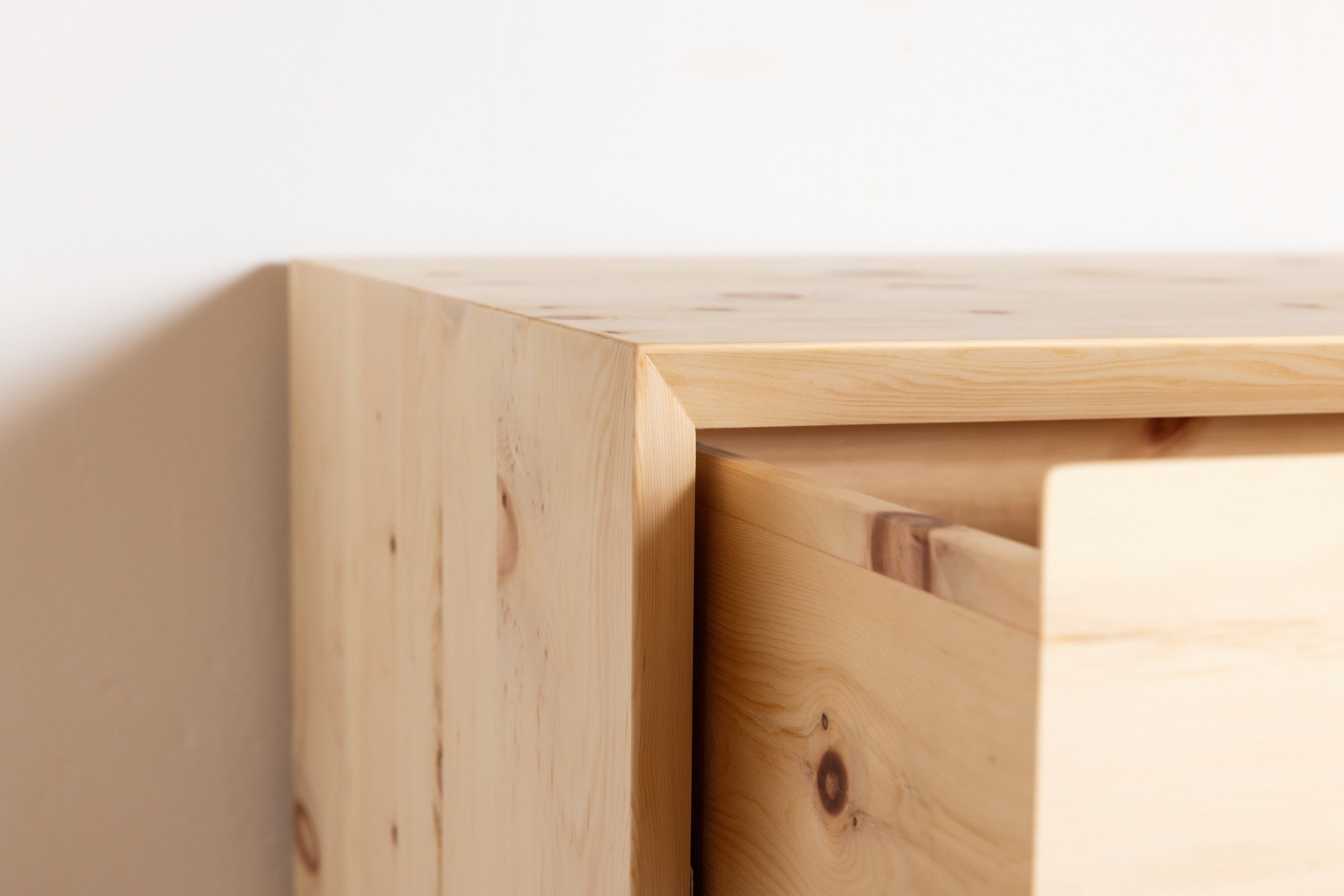 Detail der schmalen Kanten an der Zirbenholz-Kommode