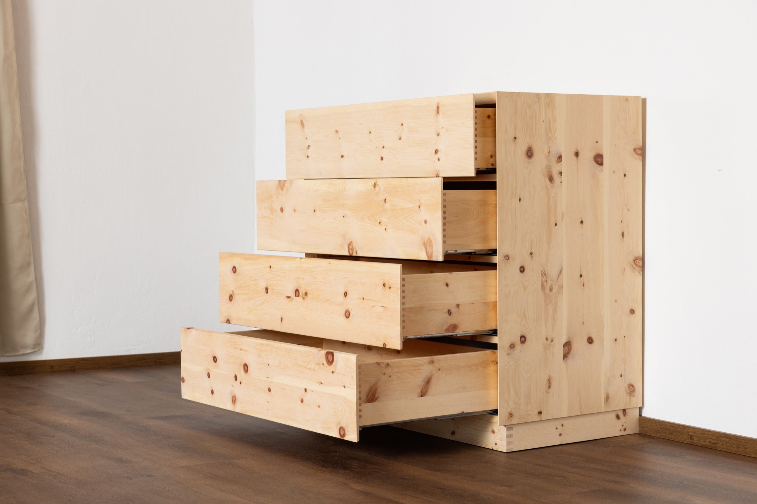 Premium Kommode aus Zirbenholz mit 4 Schubladen und hochwertiger Verarbeitung