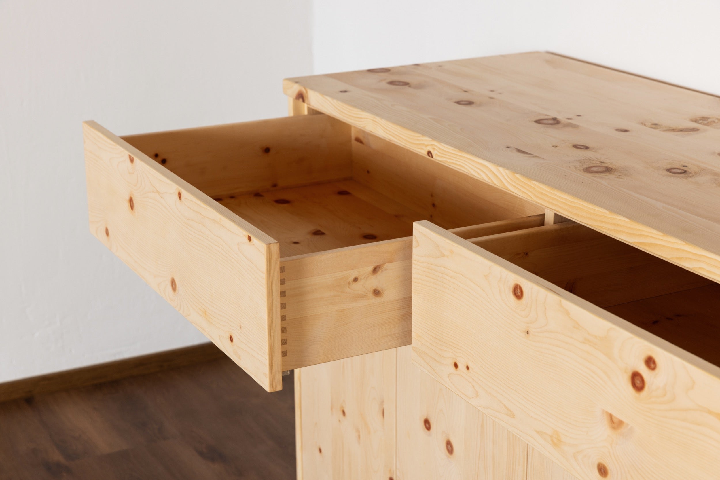 Massive Holzfronten und Schubladen am Sideboard aus Zirbenholz