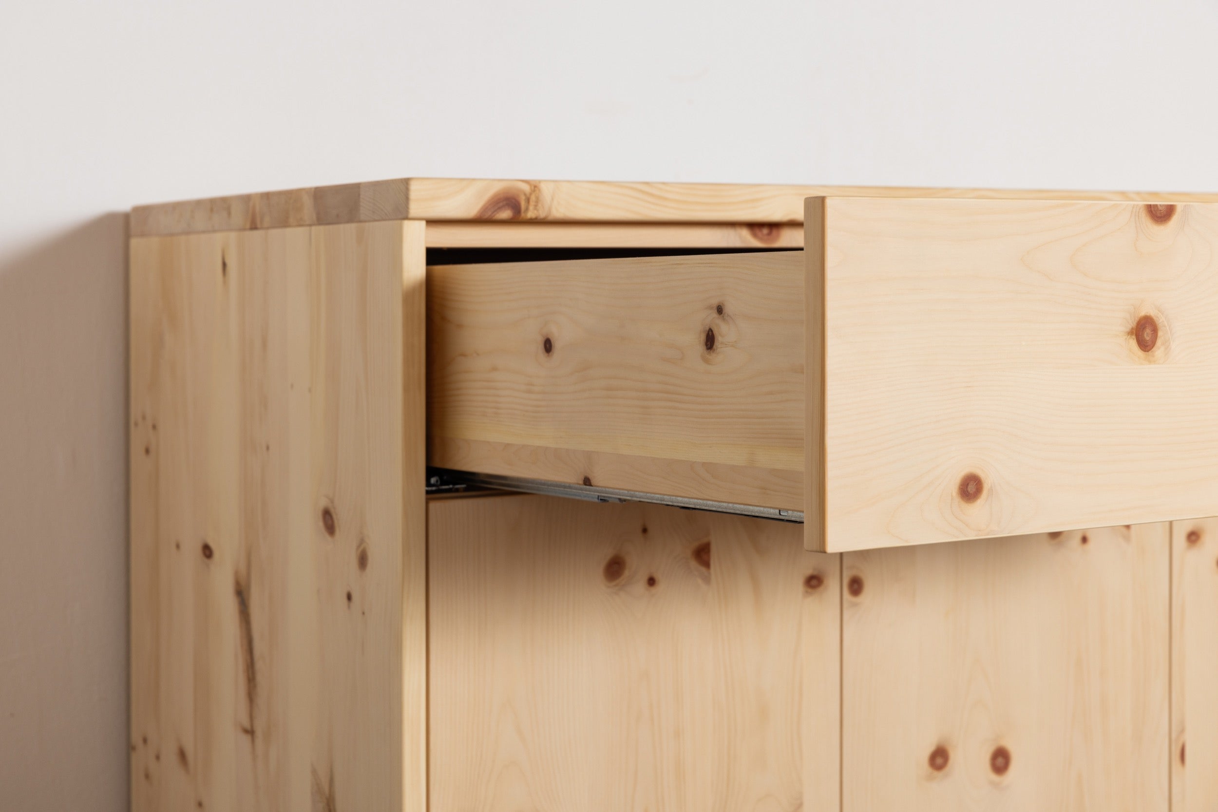 Nahaufnahme der naturbelassenen Oberfläche des Zirbenholz-Sideboards
