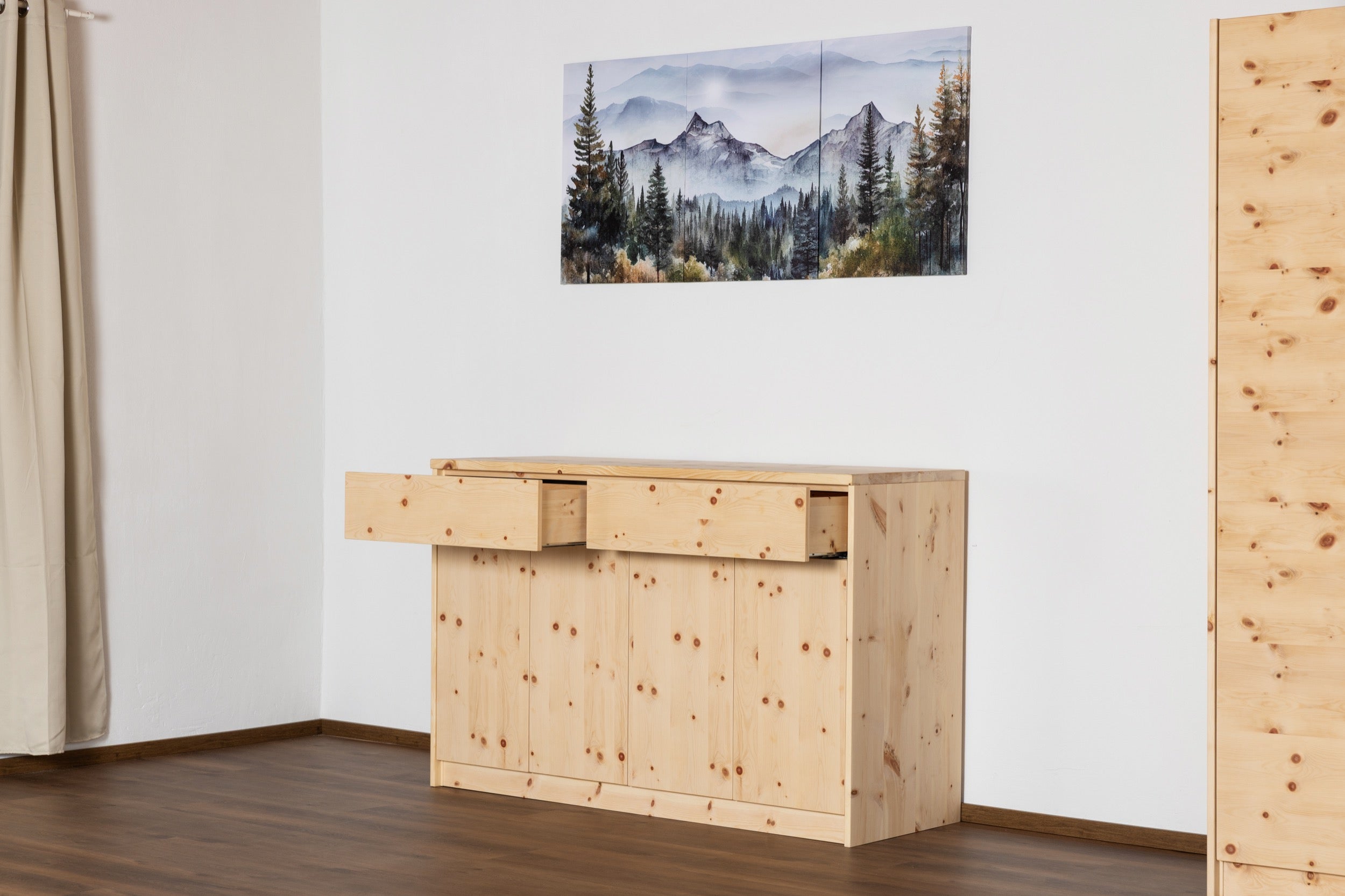 Detail der Holzverbindungen am Sideboard aus Zirbenholz