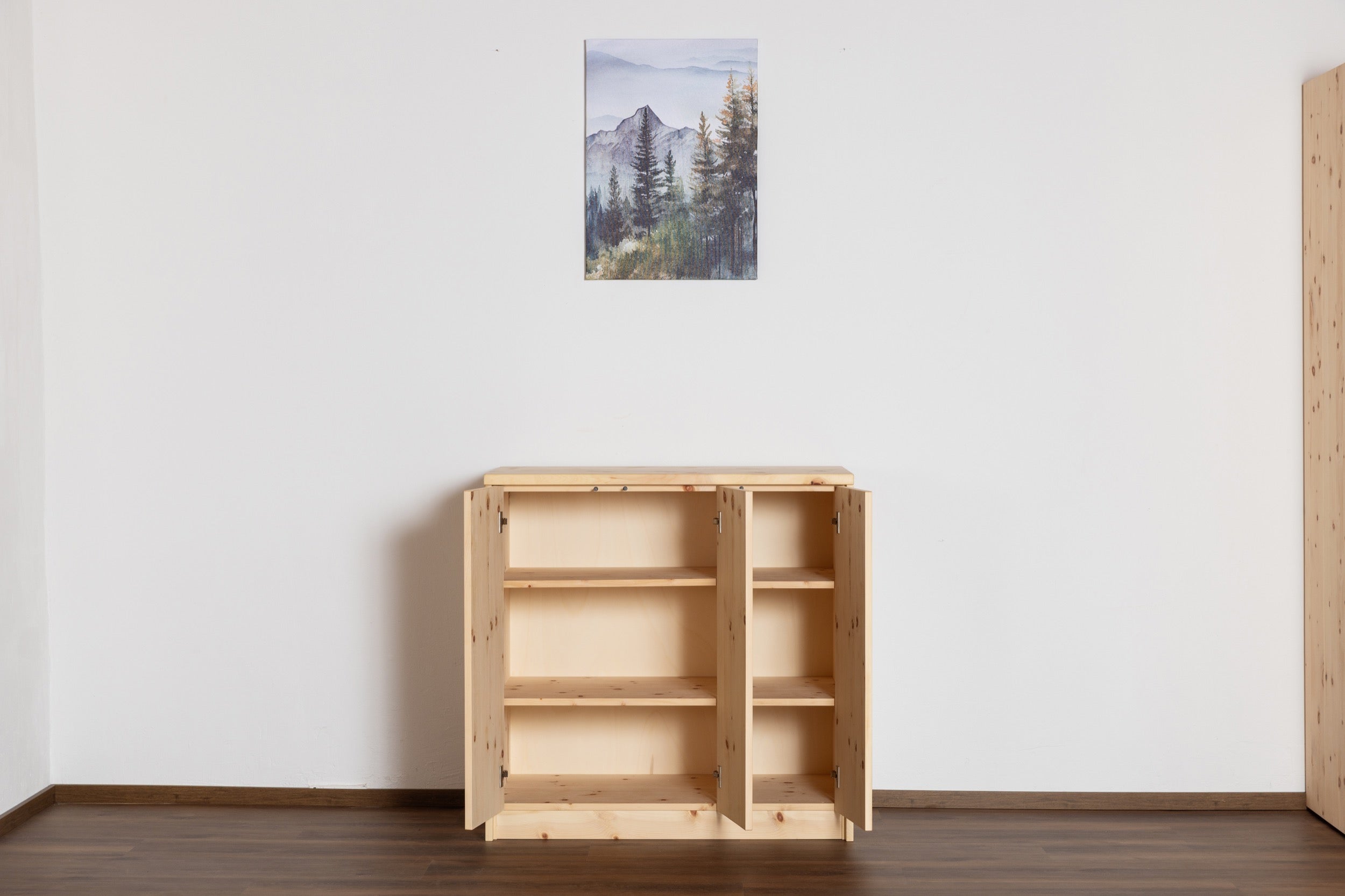 Detail der natürlichen Zirbenholz-Maserung am Sideboard mit 3 Türen