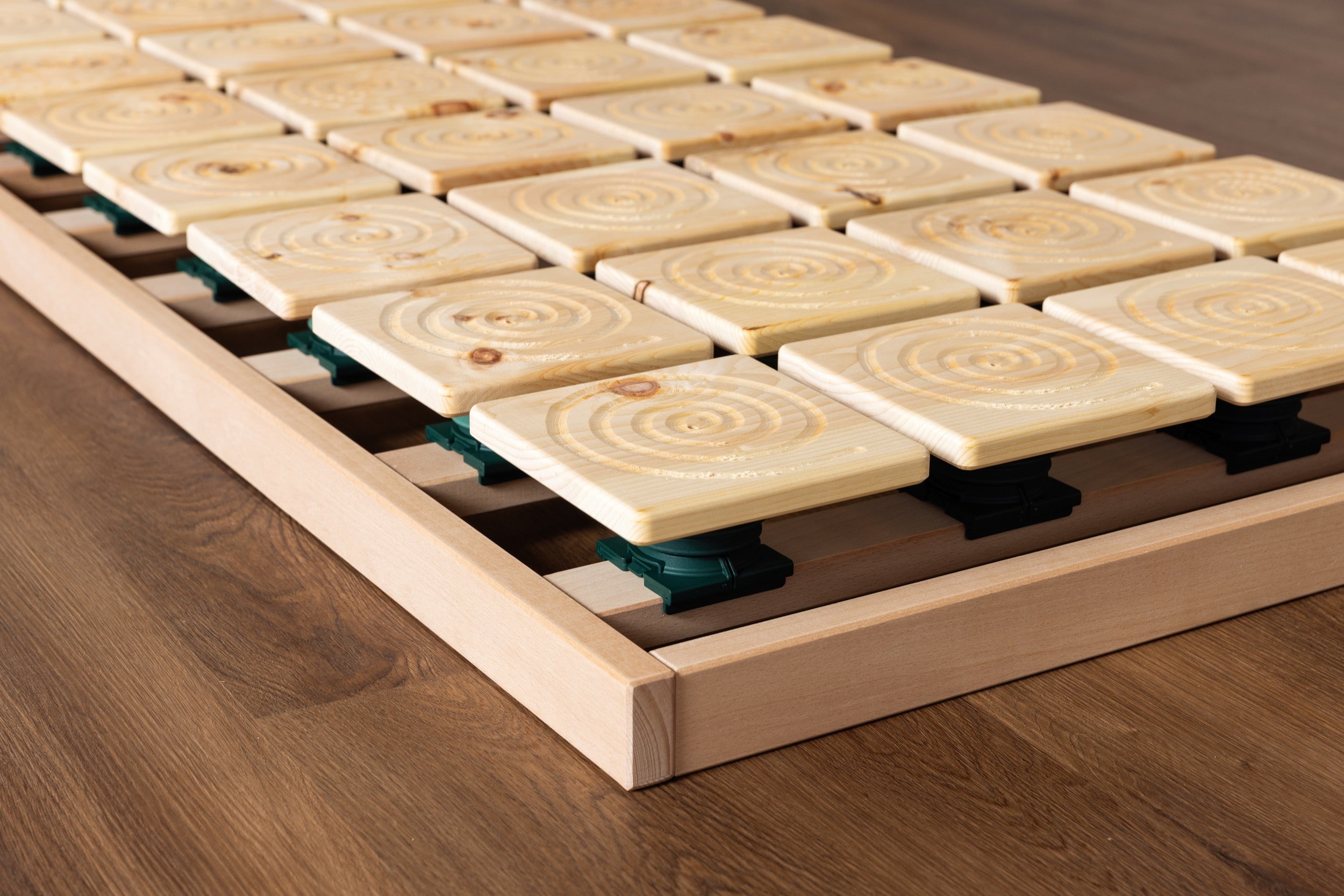Tellerlattenrost aus massivem Zirbenholz für ergonomischen und komfortablen Schlaf