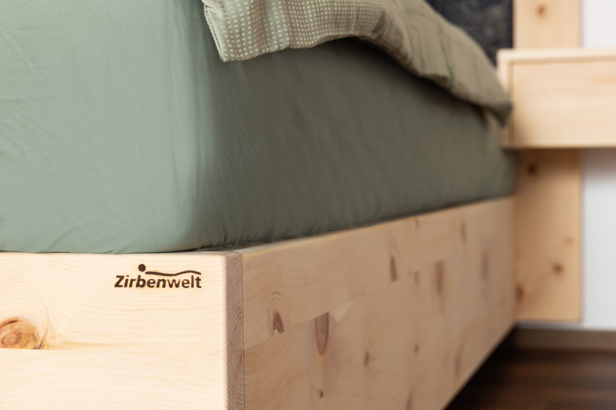 Massives Zirbenbett Modell Box aus österreichischer Zirbe