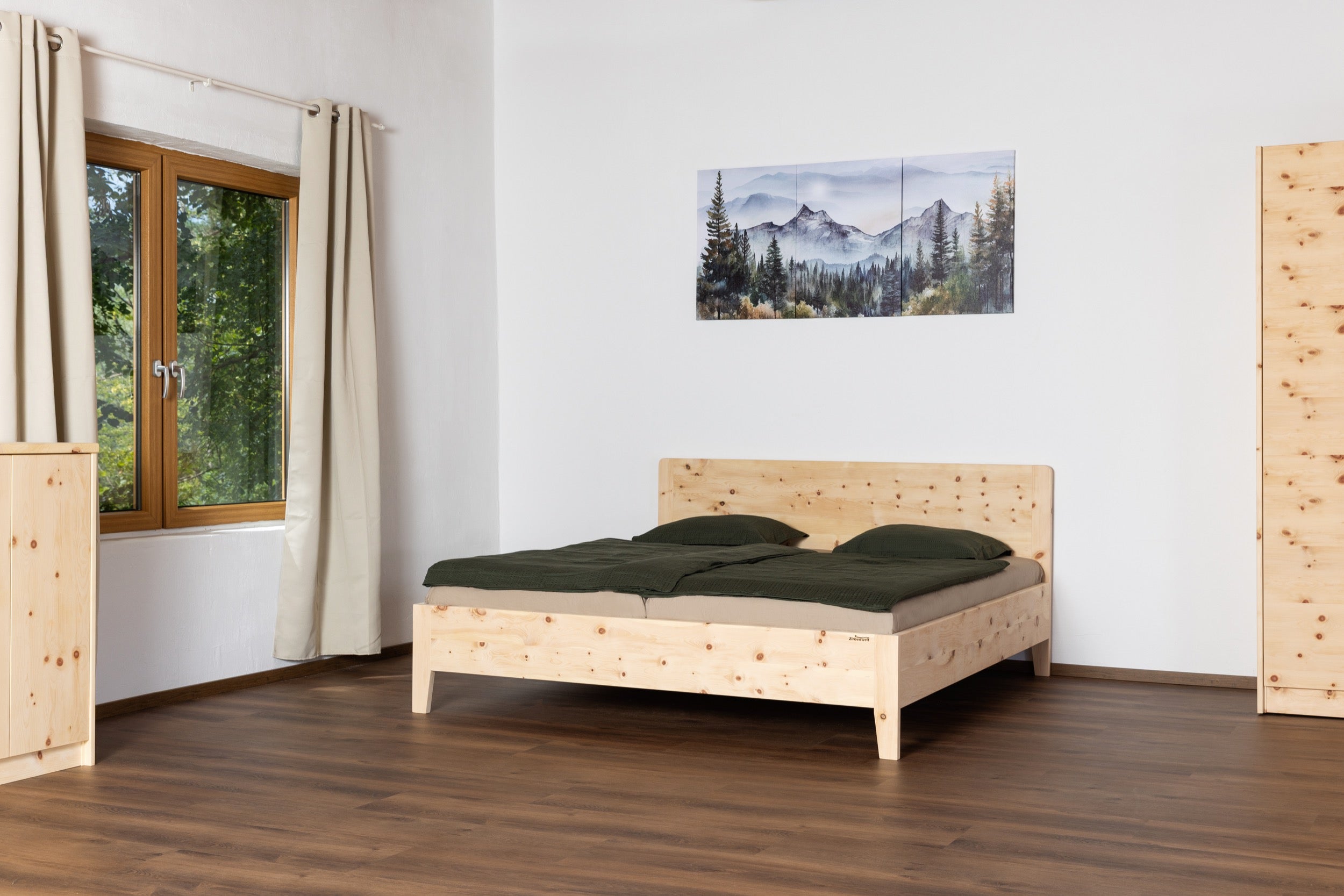 Handgefertigtes Zirbenbett Basic aus österreichischer Zirbe Ansicht von der Seite