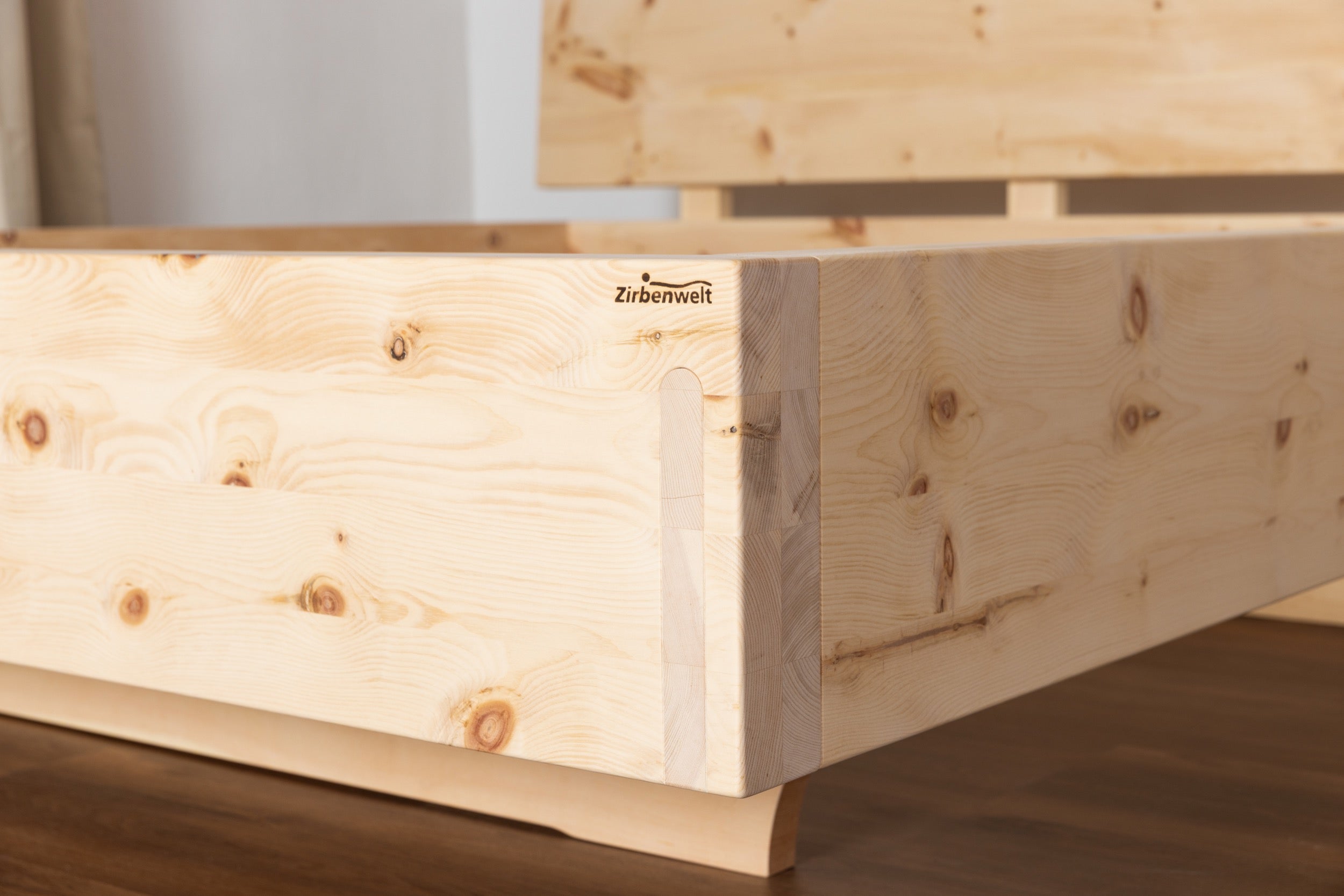 Massives Kopfteil des Zirbenbetts Big aus naturbelassenem Zirbenholz ohne Lattenrost und Maratze
